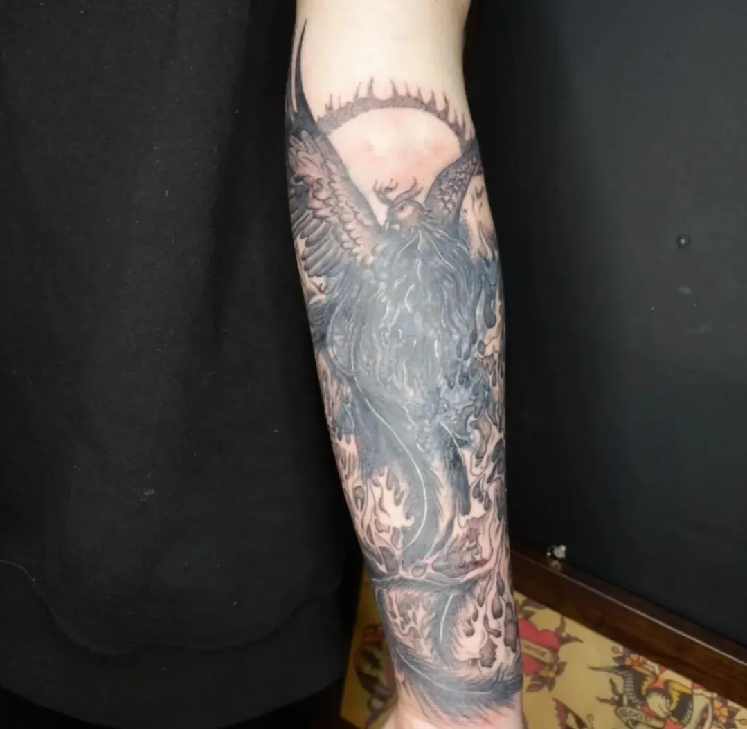 불꽃 속에서 날아오르는 불사조, 블랙앤그레이 커버업