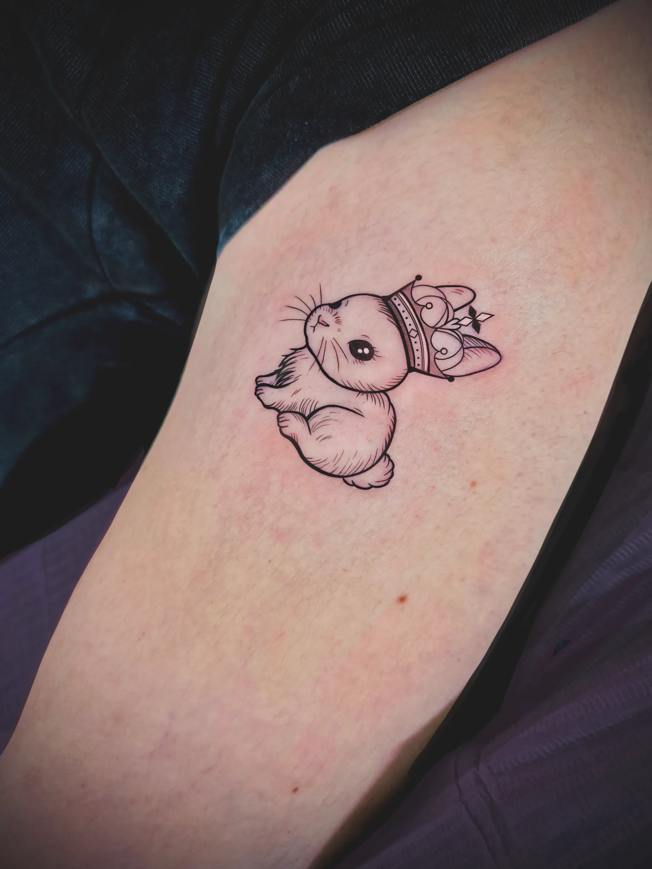 감성타투: 팔에 새겨진 토끼 왕관 타투