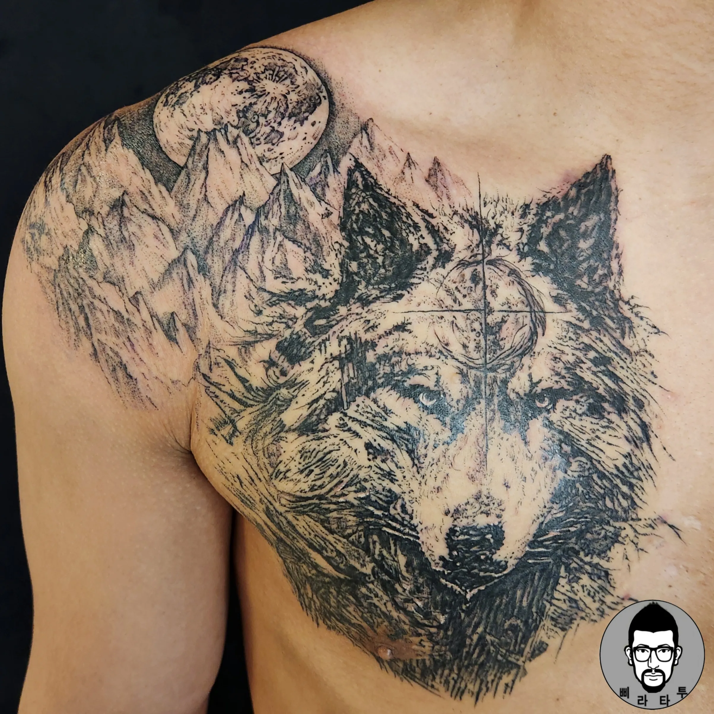 블랙워크 가슴 타투: 강렬한 늑대 디자인