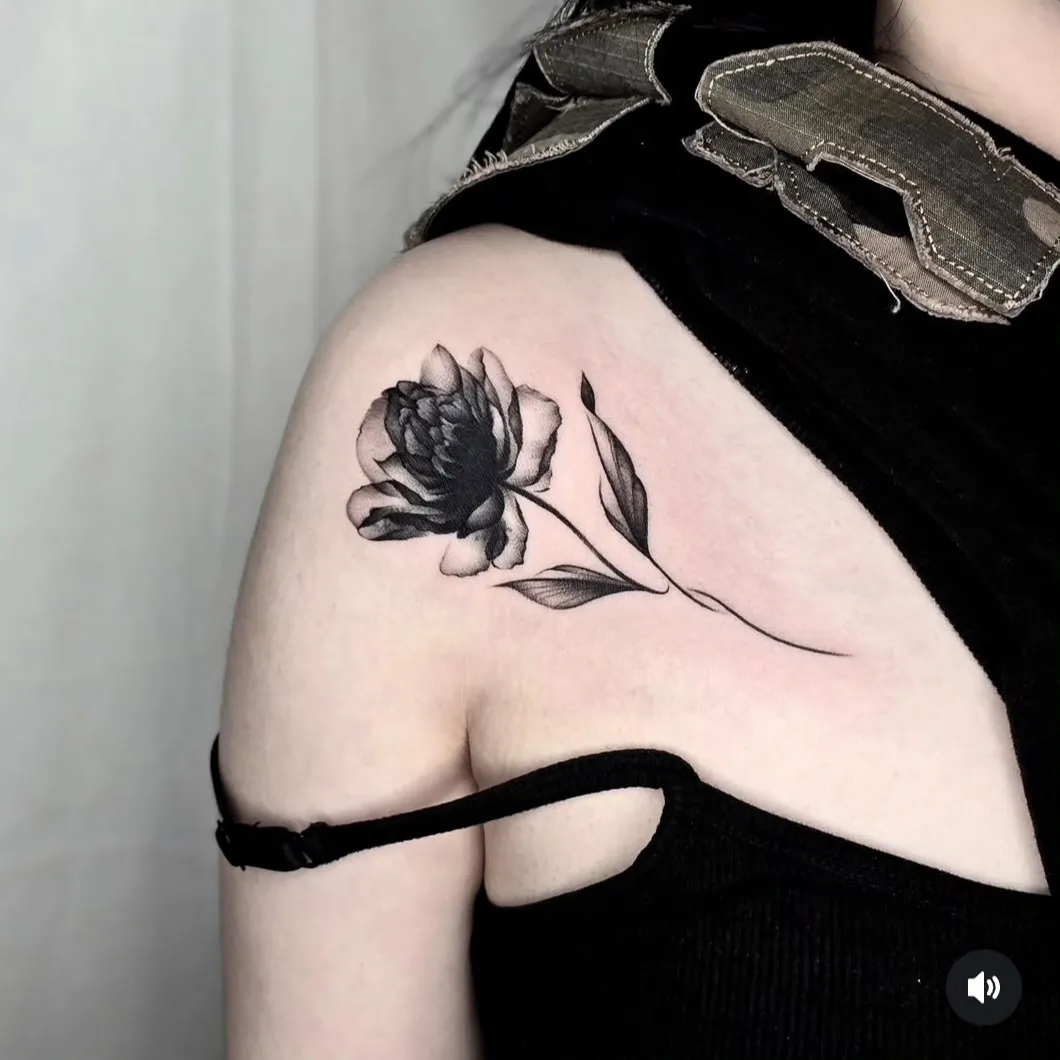 감성적인 블랙워크 커버업 타투