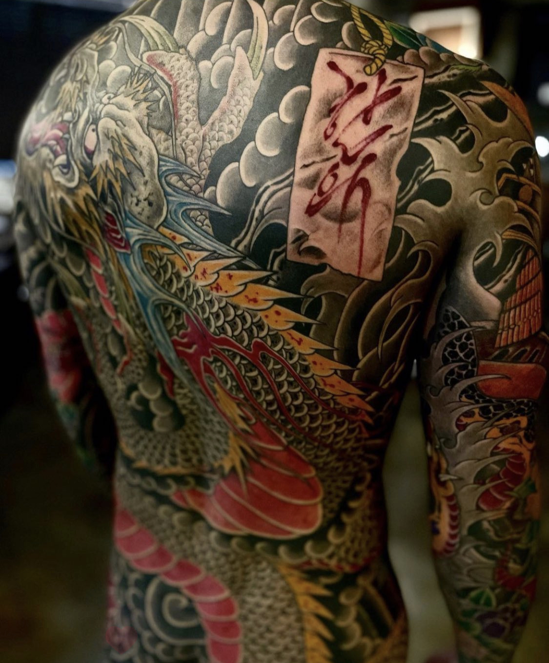 드래곤 타투: 역동적인 라인과 컬러의 예술