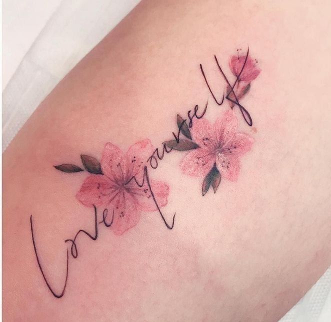 깔끔한 라인워크 레터링 타투: 팔에 새긴 사랑의 메시지