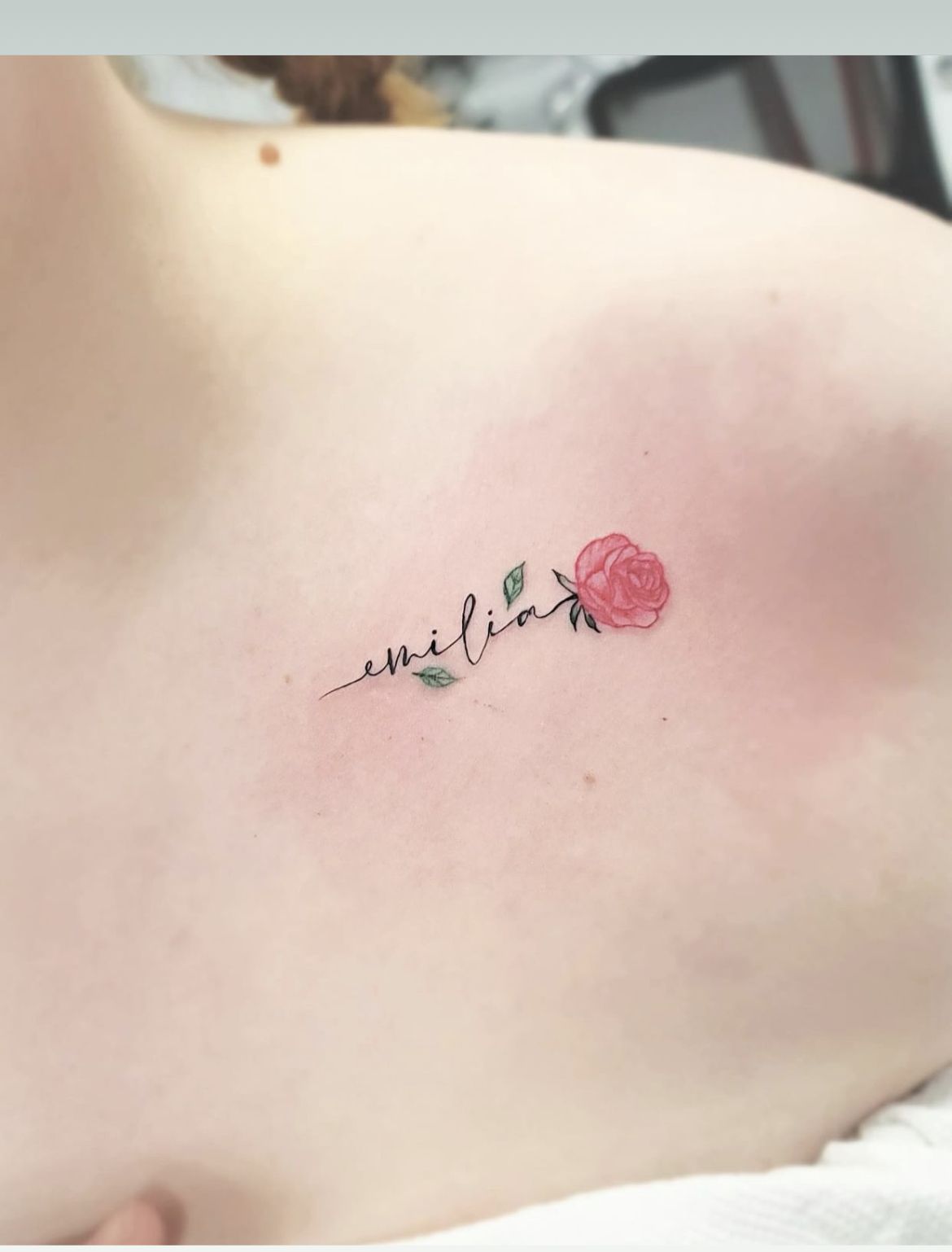 과하지 않게 정리한 어깨 레터링 타투