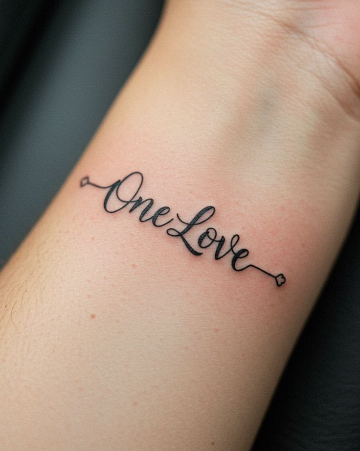 레터링 타투: 팔목에 포인트 주기 좋은 디자인