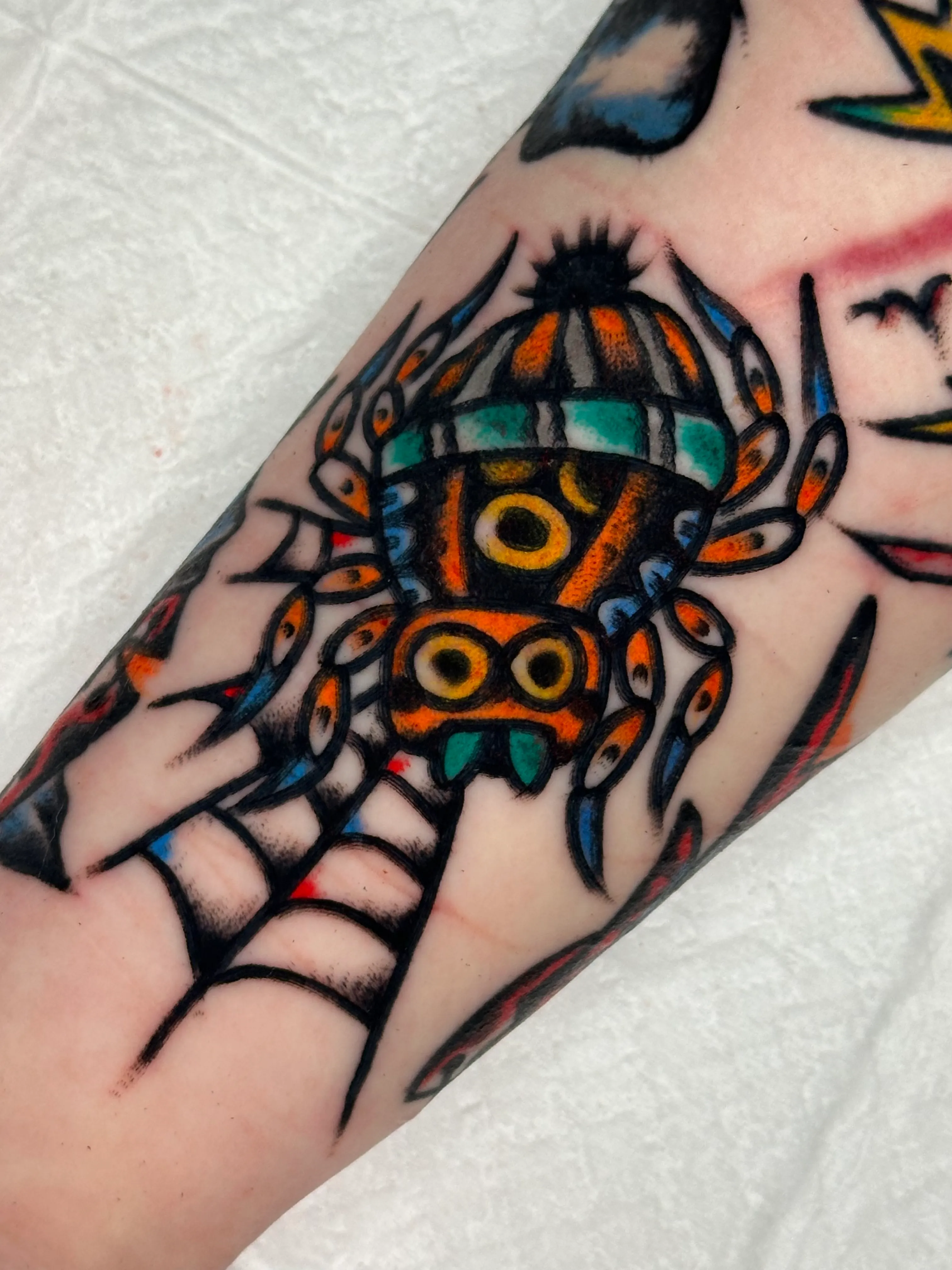 올드스쿨 스타일의 귀여운 거미 타투