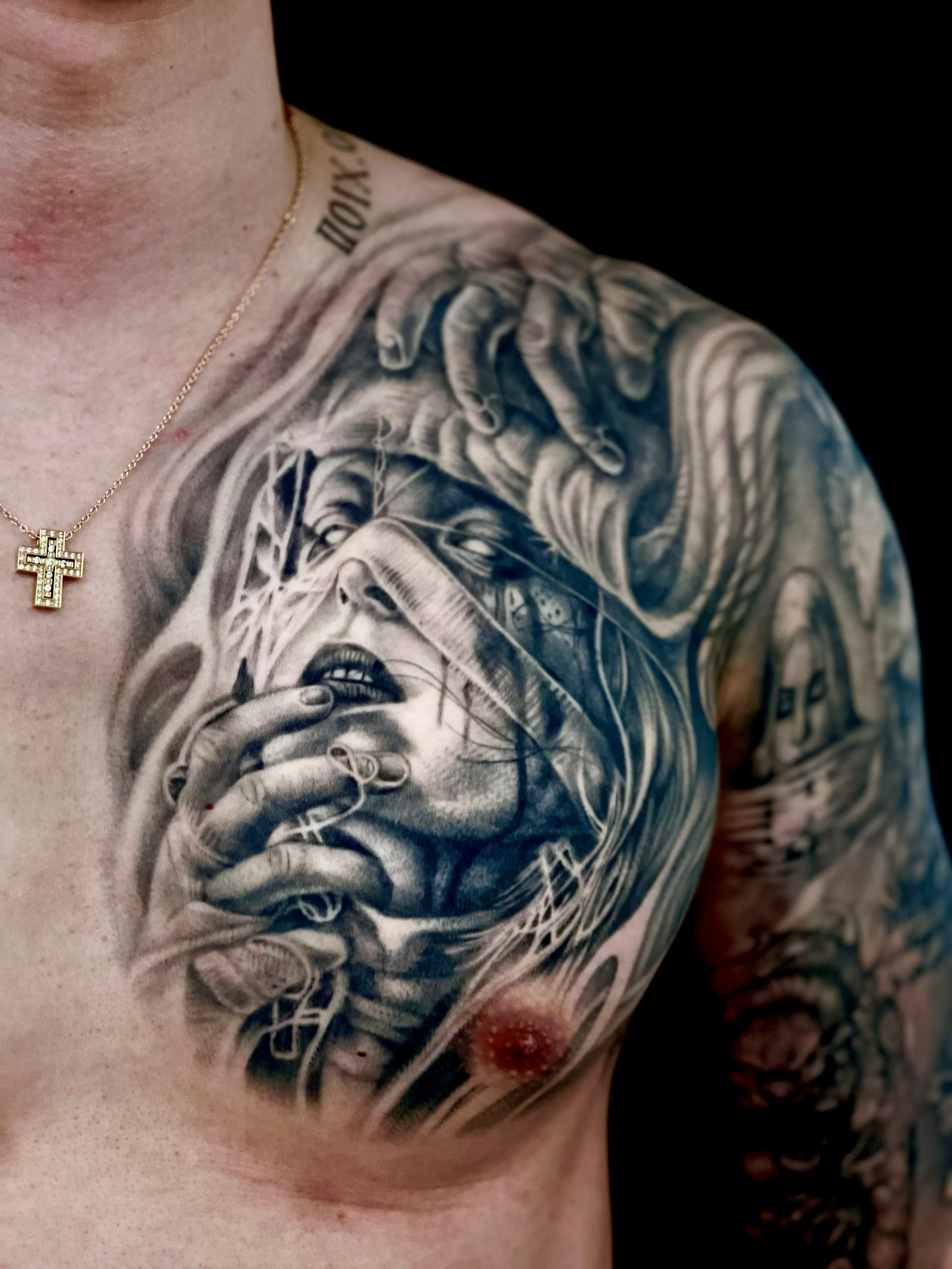 블랙앤그레이 가슴 타투: 크리미널타투의 예술적 표현