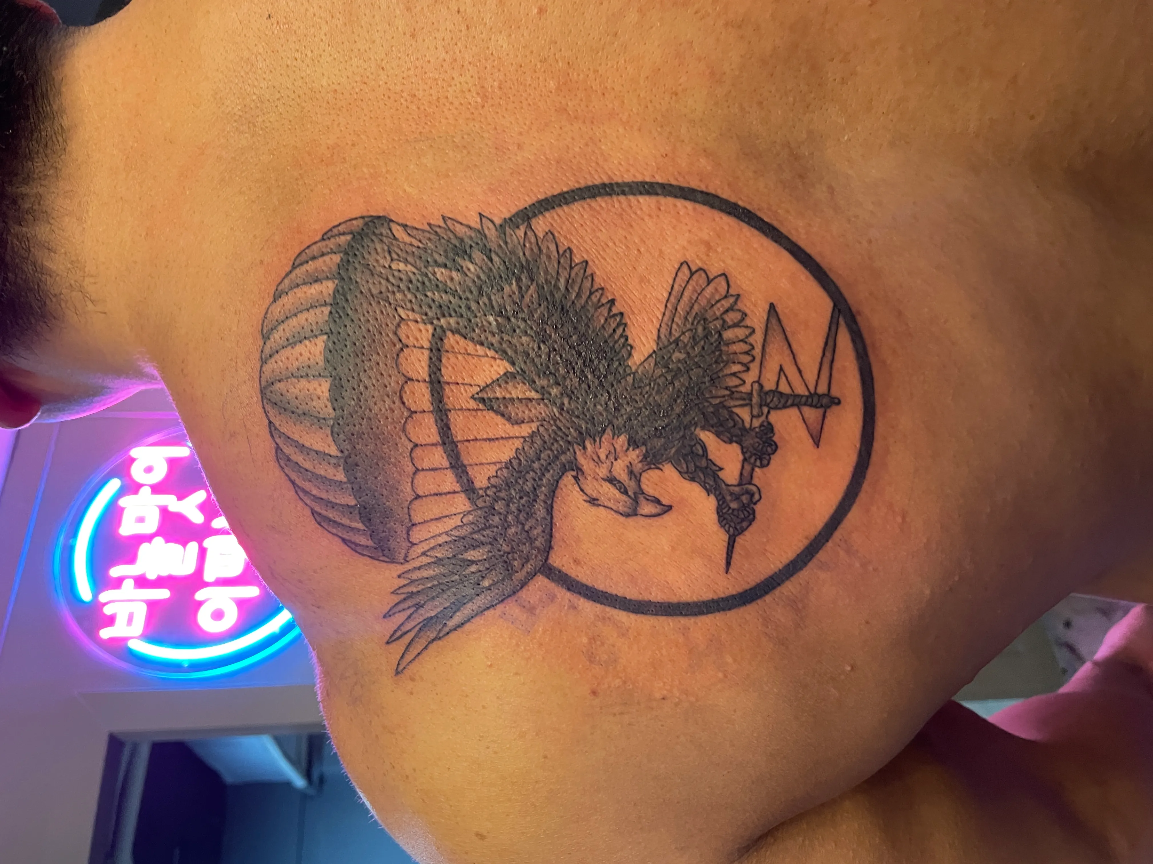 블랙워크 스타일의 등 날개뼈 독수리 낙하산 문신