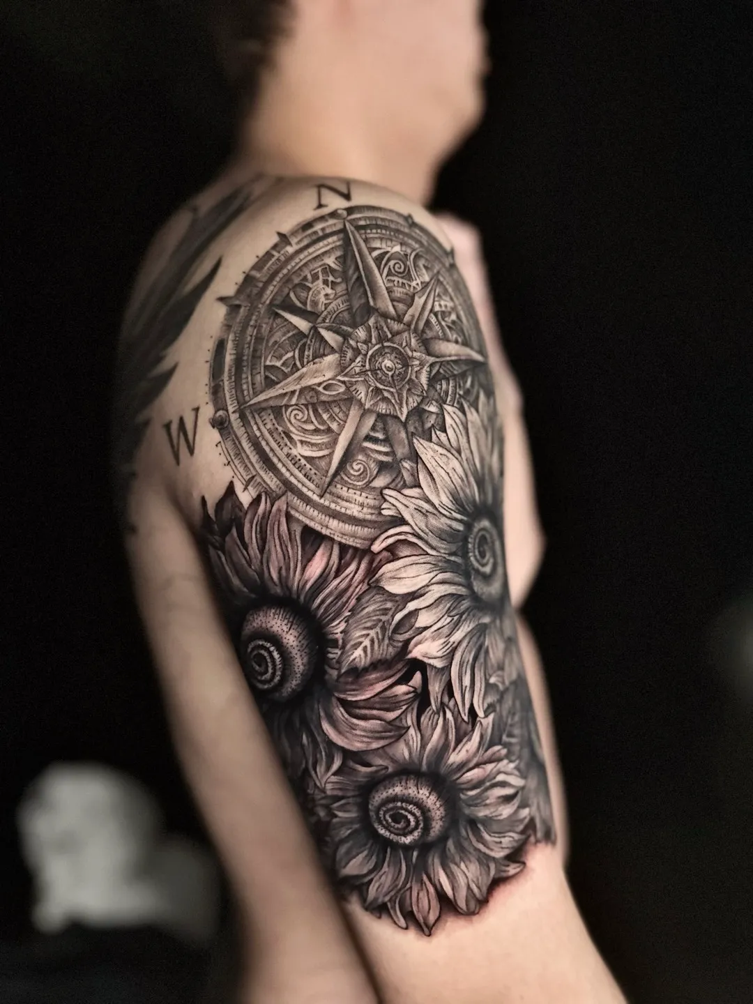 블랙앤그레이 감성타투: 해바라기와 나침반