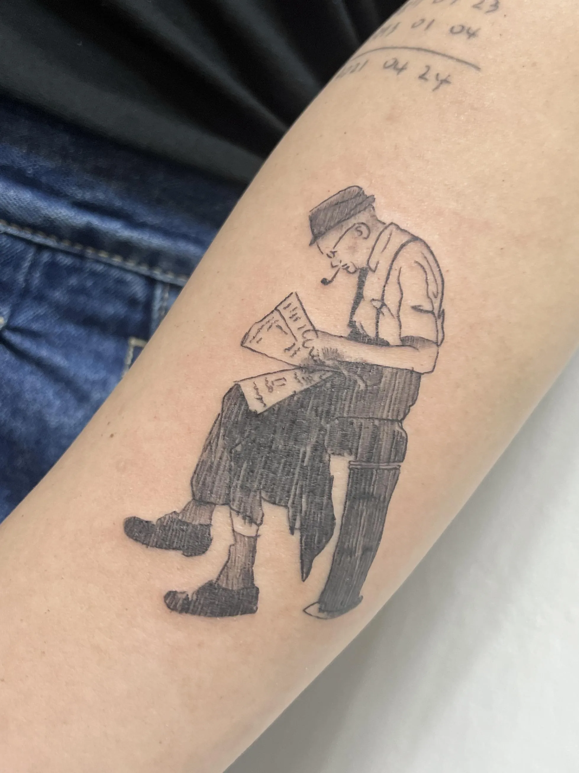 신문 읽는 신사, 드로잉 감성으로 담아낸 빈티지 타투