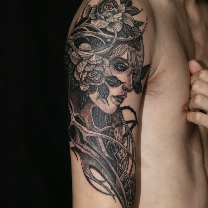 신화 속 여인의 비밀, 장미와 해골이 어우러진 네오트래디셔널