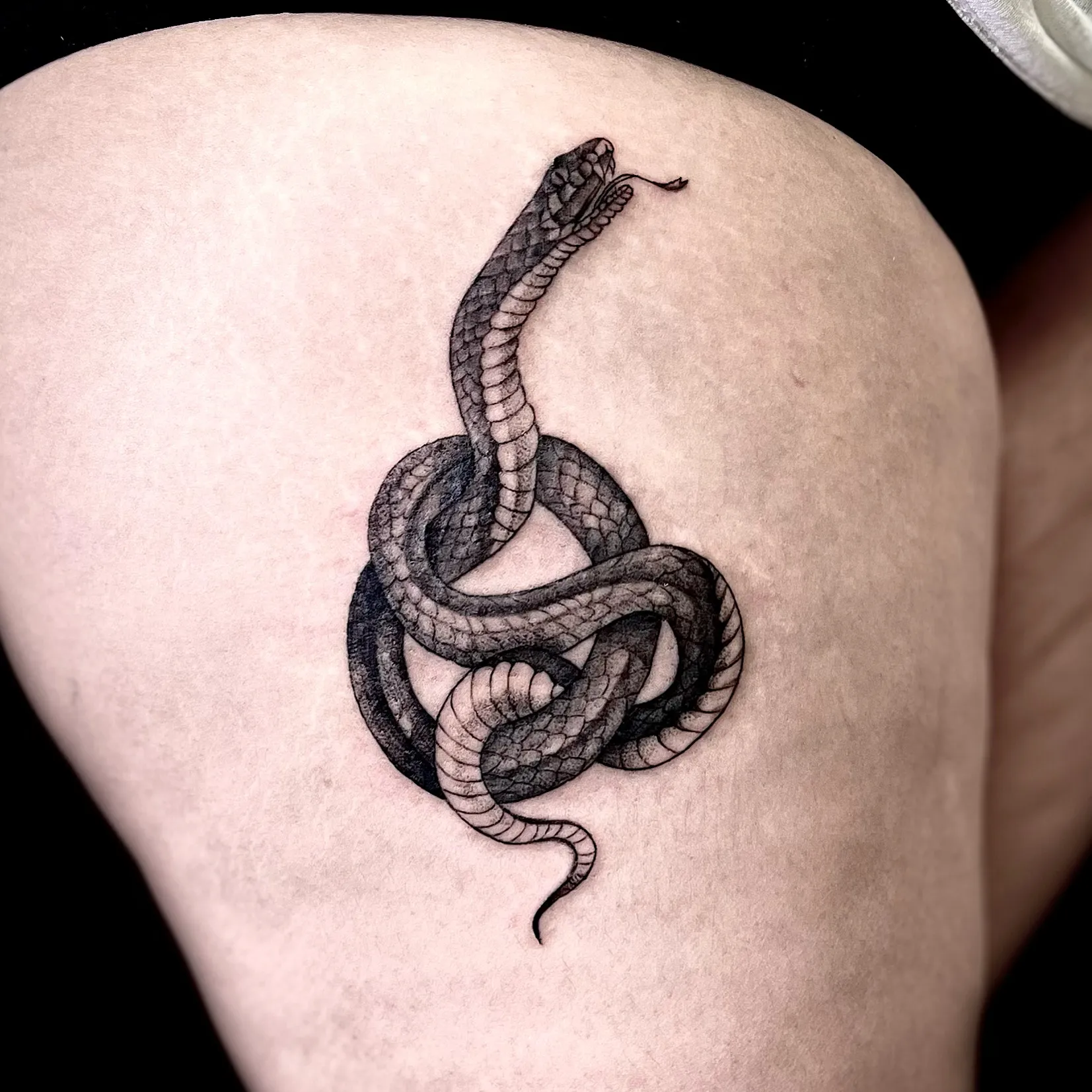 블랙워크 뱀 타투: 허벅지에 새긴 매력적인 상징