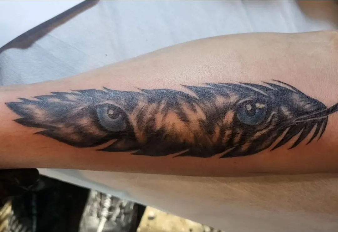 블랙앤그레이 호랑이 타투: 팔에 새긴 강렬한 눈빛