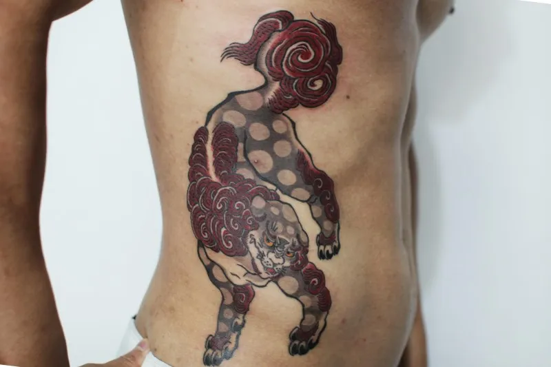 붉은 갈기의 해태, 옆구리에 새긴 한국 전통 수호신