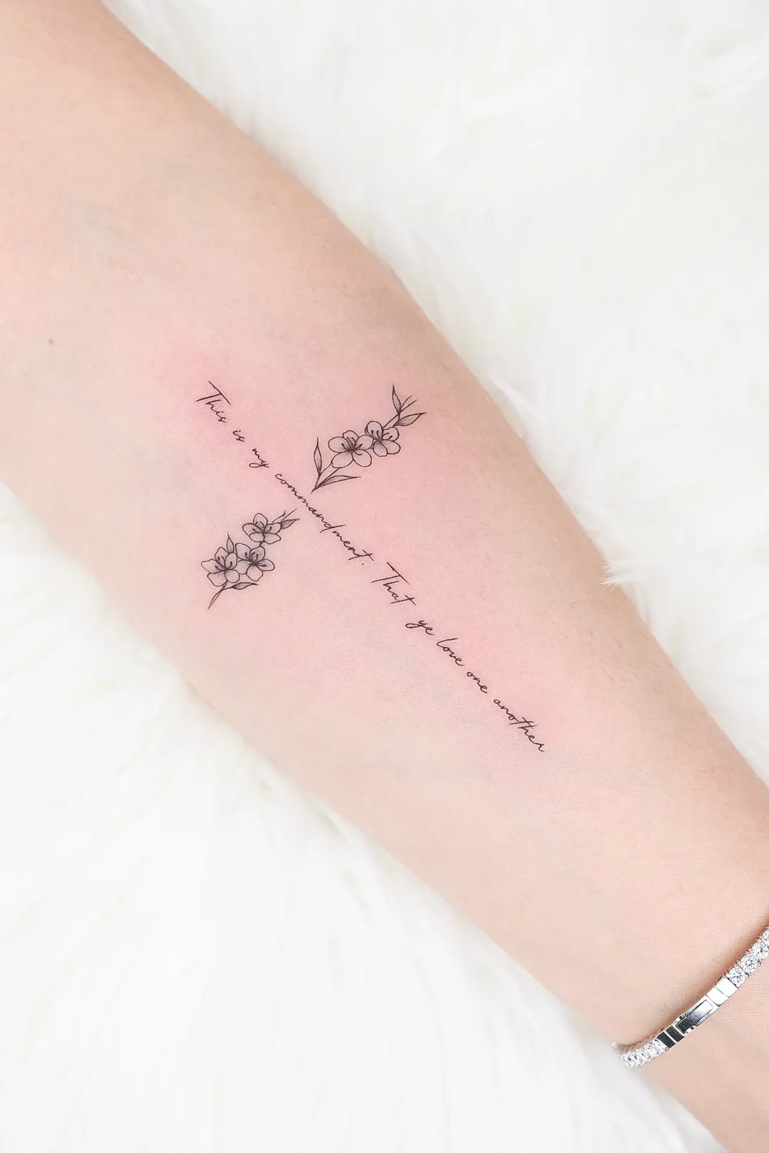 감성타투: 팔에 새긴 성경구절과 감람나무 십자가타투