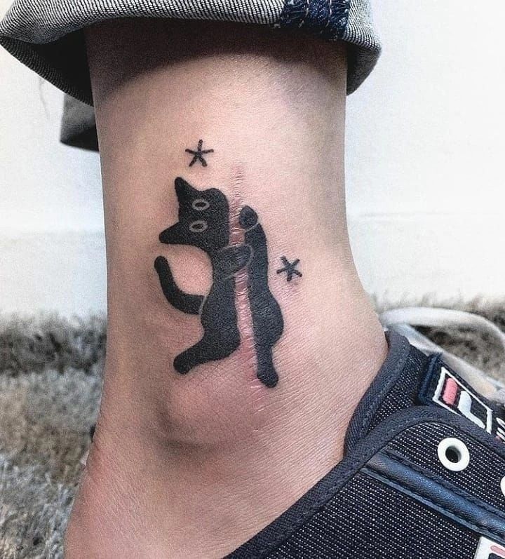 부드럽게 커버업한 발목 타투 - 자연스러운 매력