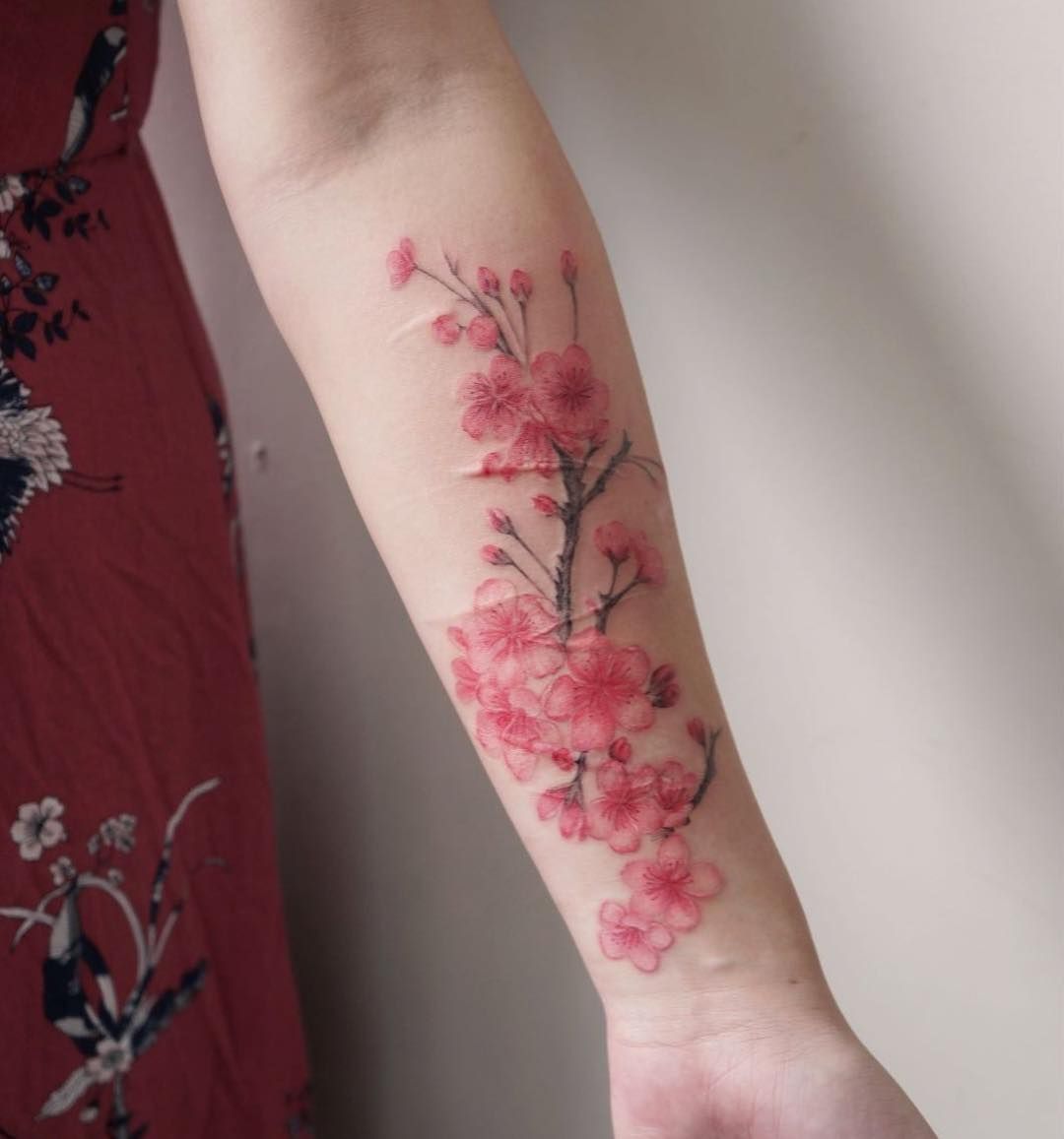 부드러운 커버업 타투: 팔에 새긴 예술