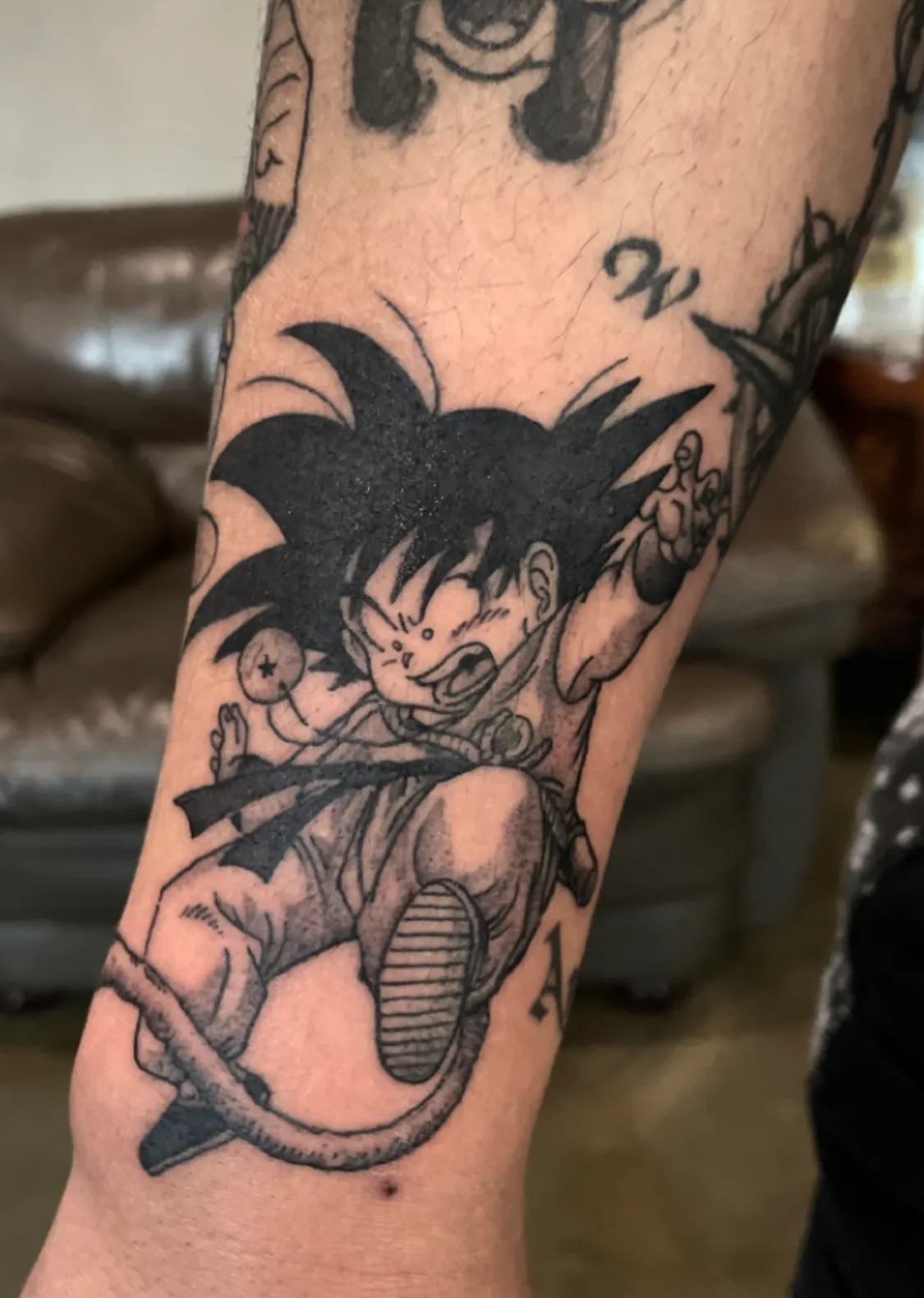 드래곤볼 손오공 일러스트 타투: 팔 하박에 생생한 표현