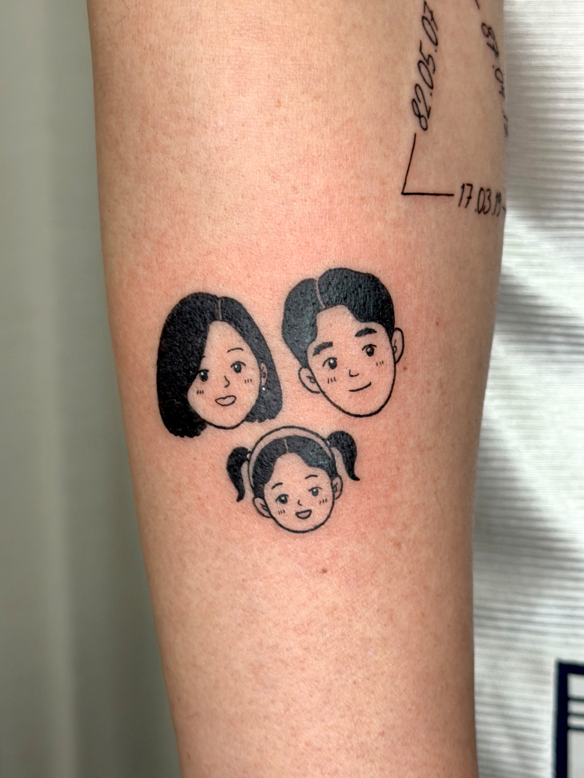 가족사진일러스트: 크롱 아티스트의 특별한 라인워크
