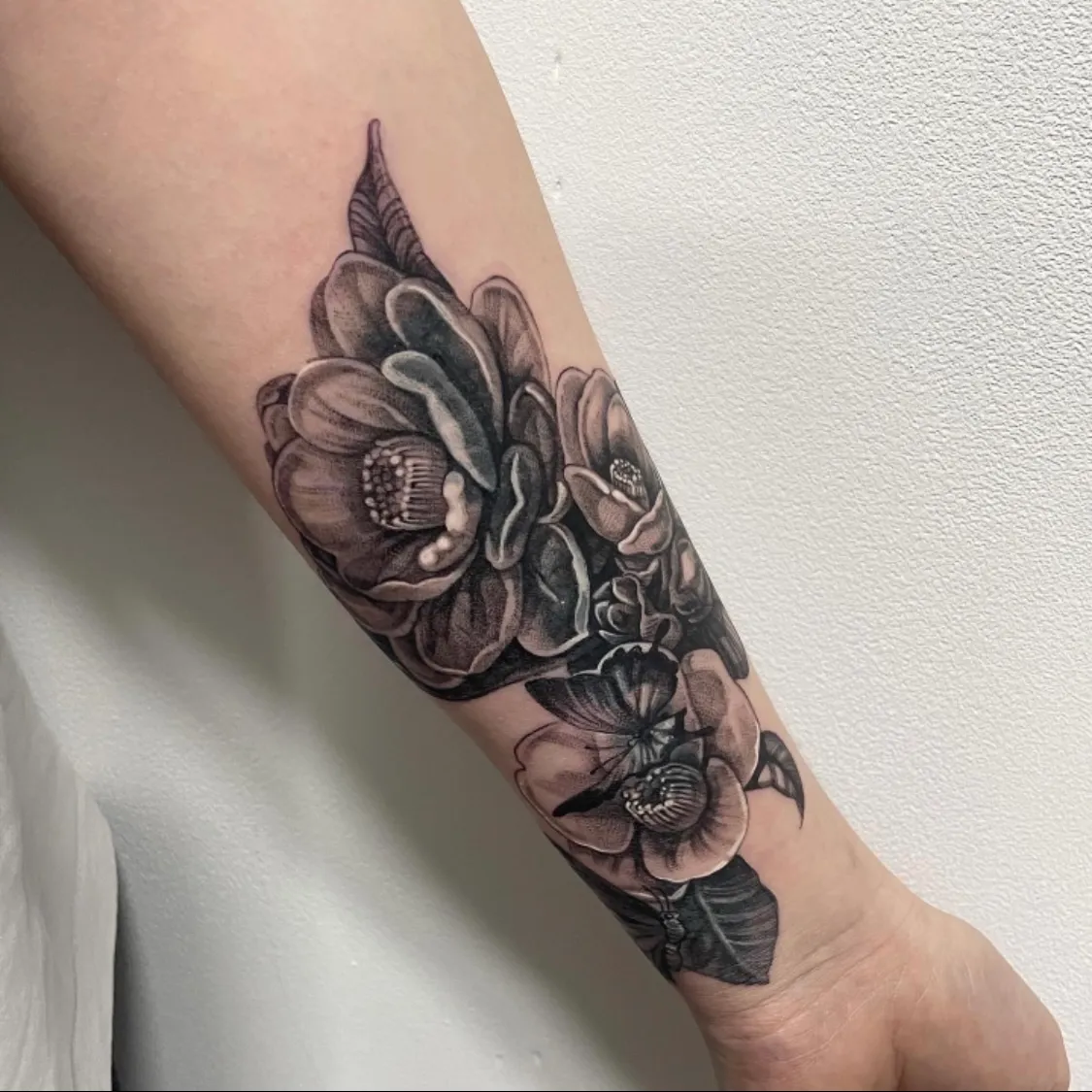 동백꽃으로 피어난 커버업, 섬세한 블랙앤그레이 플라워 타투