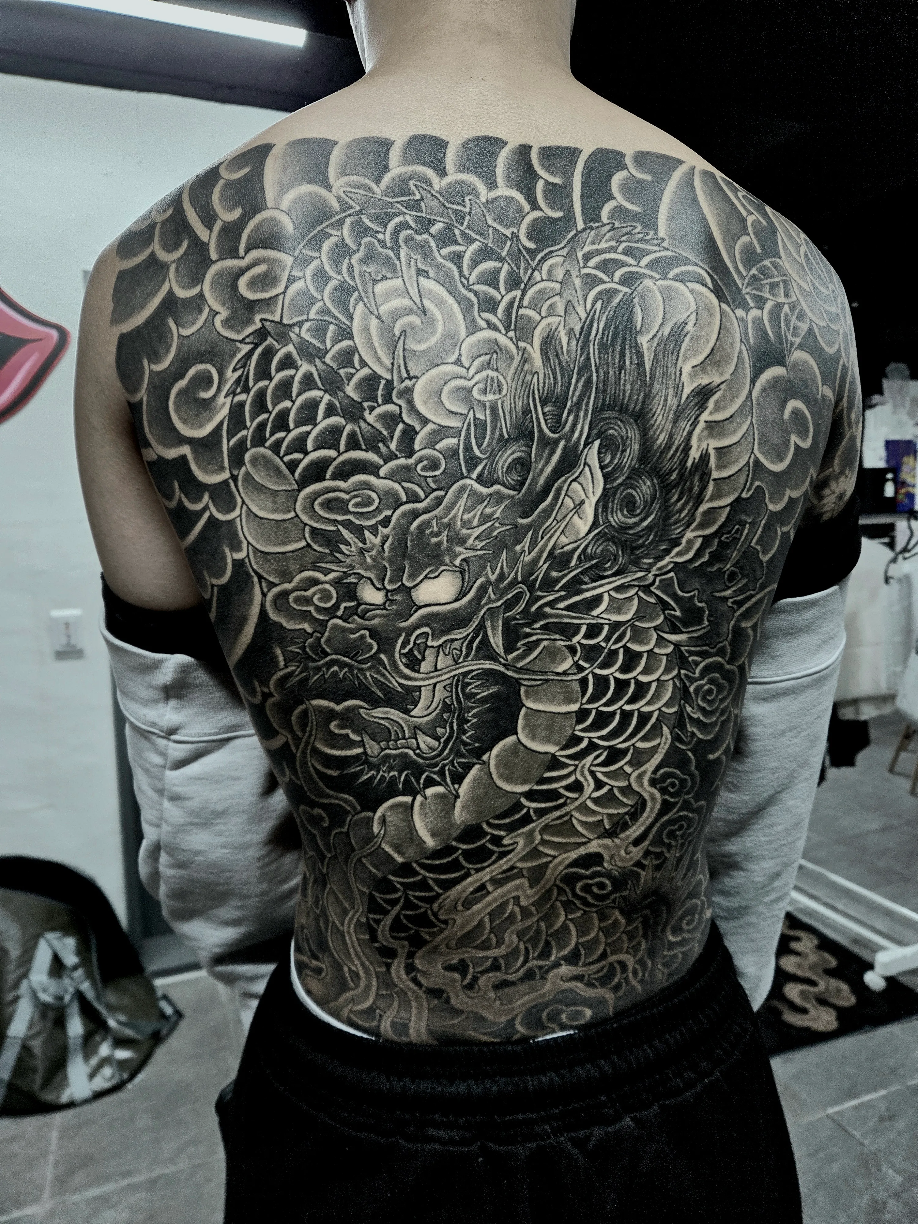 ์ ํต ์ด๋ ์ฆ๋ฏธ ์คํ์ผ ํํฌ: ๋ฑ ์ ์ฒด๋ฅผ ์ฅ์ํ๋ ์์