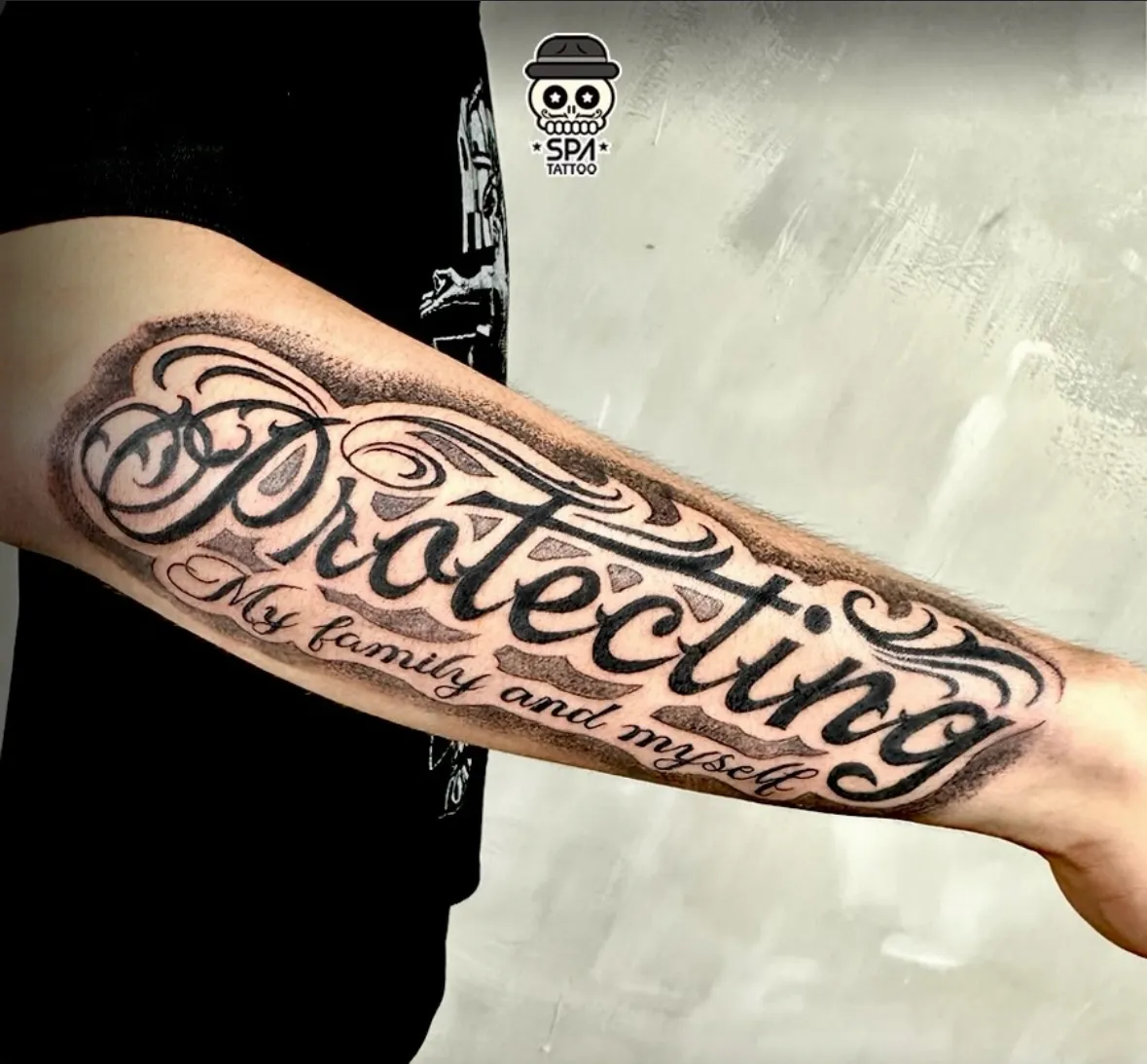 서울 건대입구 치카노 스타일 아래팔 레터링 타투