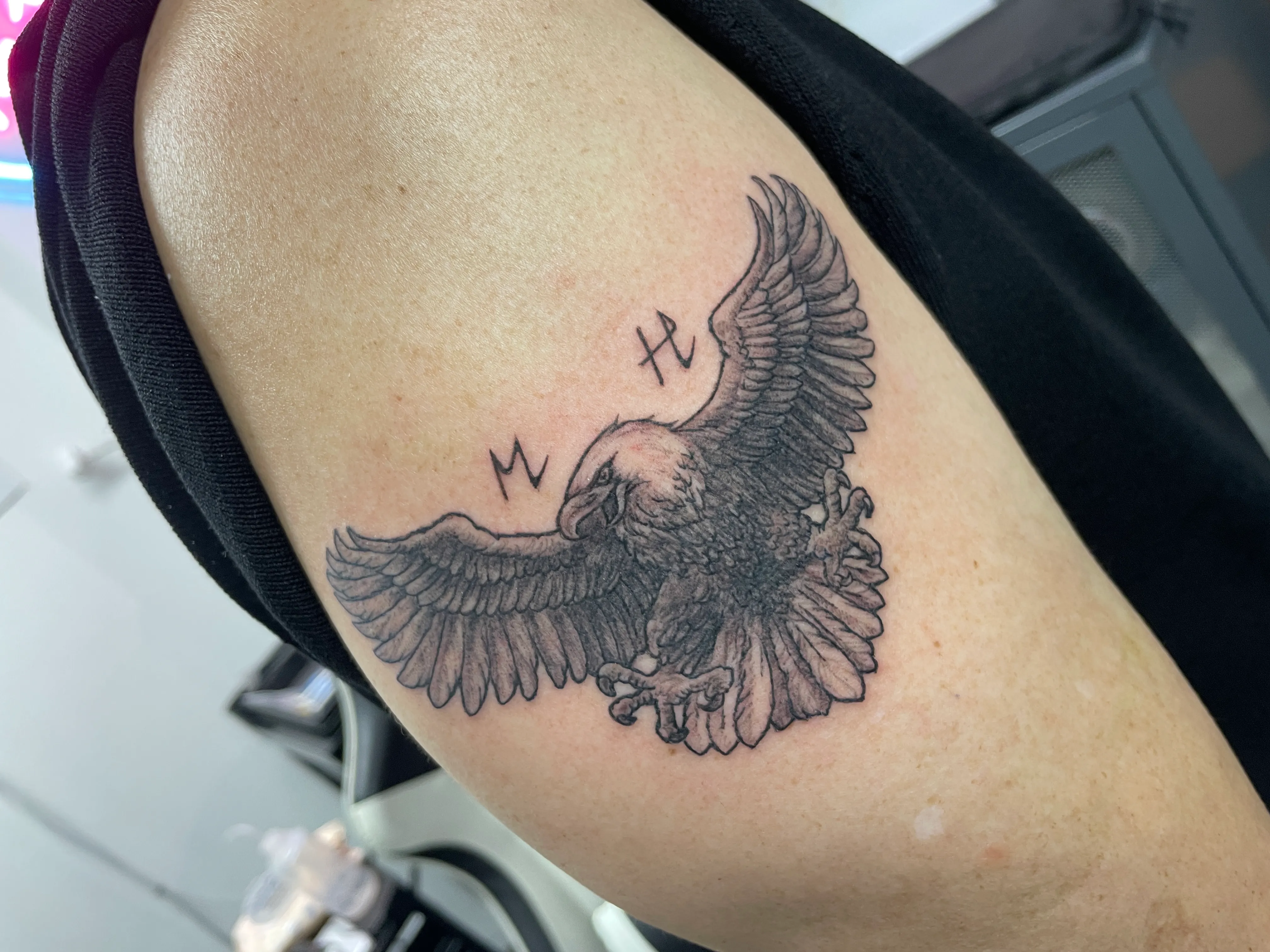 블랙워크 독수리 문신: 절제의 미학