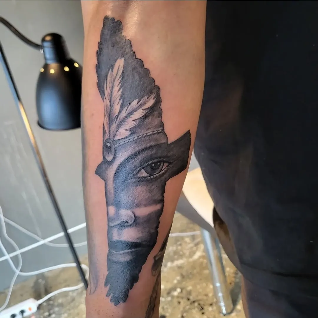 블랙앤그레이 타투: 팔에 새겨진 예술