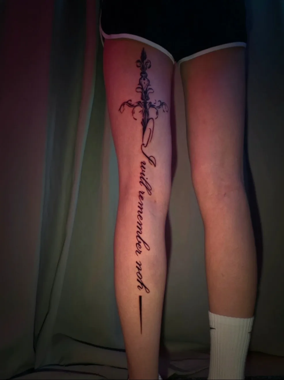 감성 다리 레터링 타투: 검 손잡이 디자인