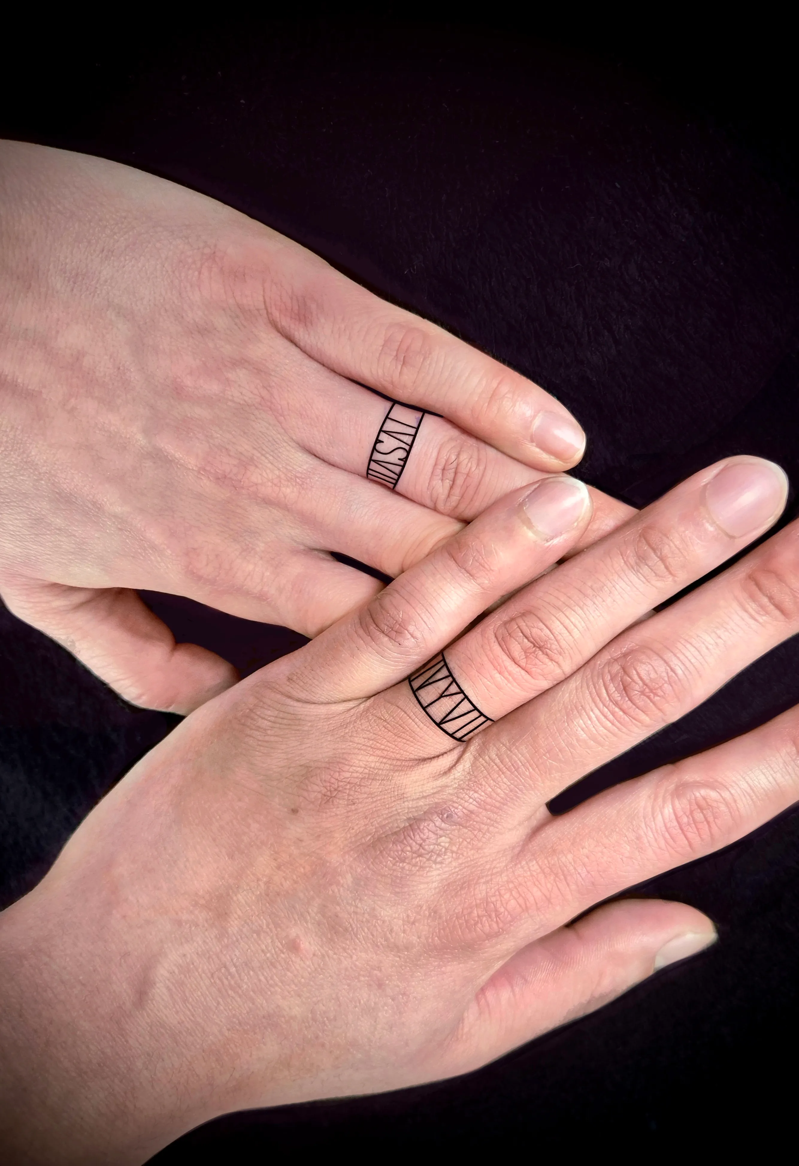 커플 미니타투: 손가락 반지 레터링 타투