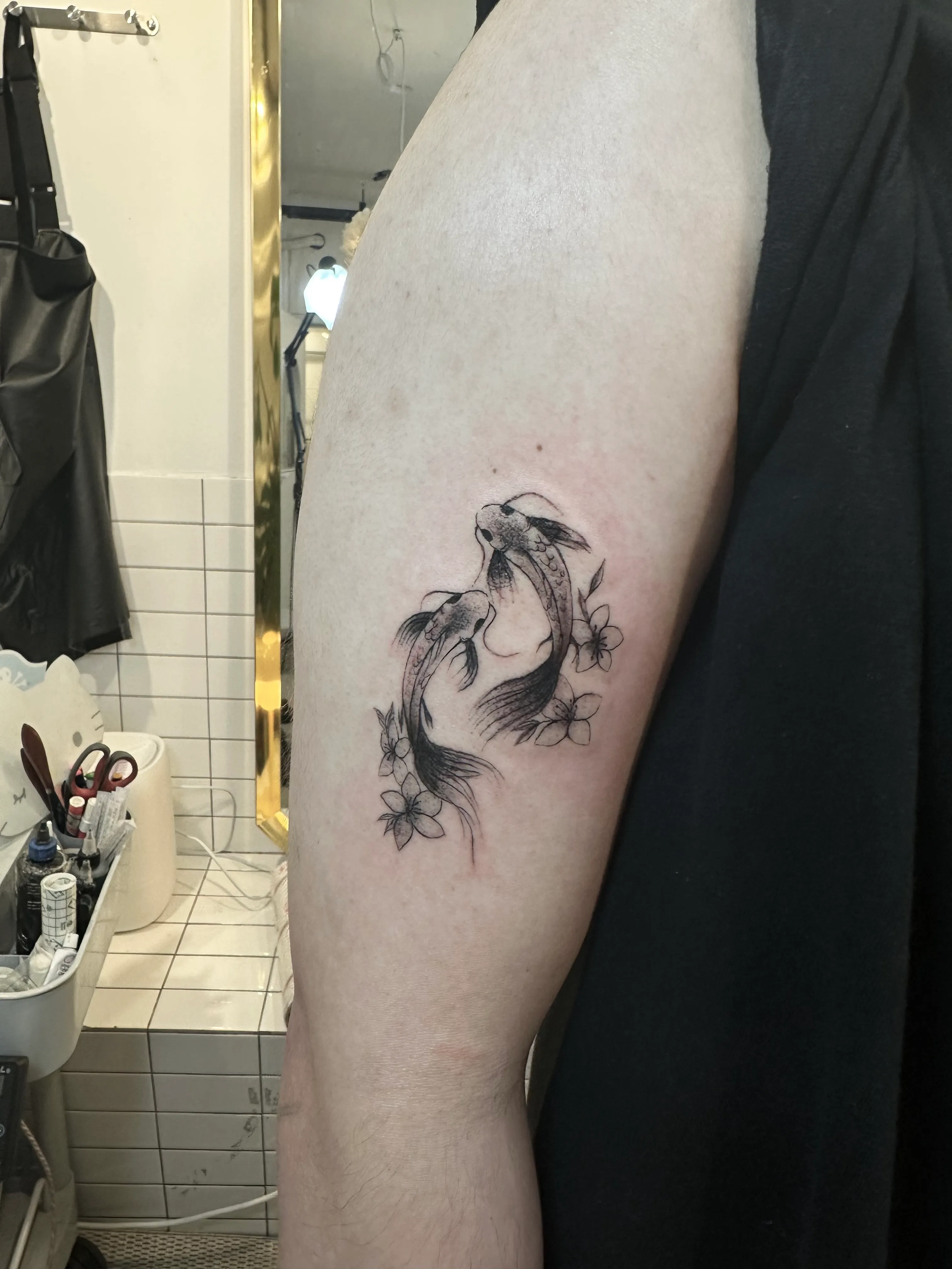 감성타투: 팔에 잉어와 꽃의 아름다움