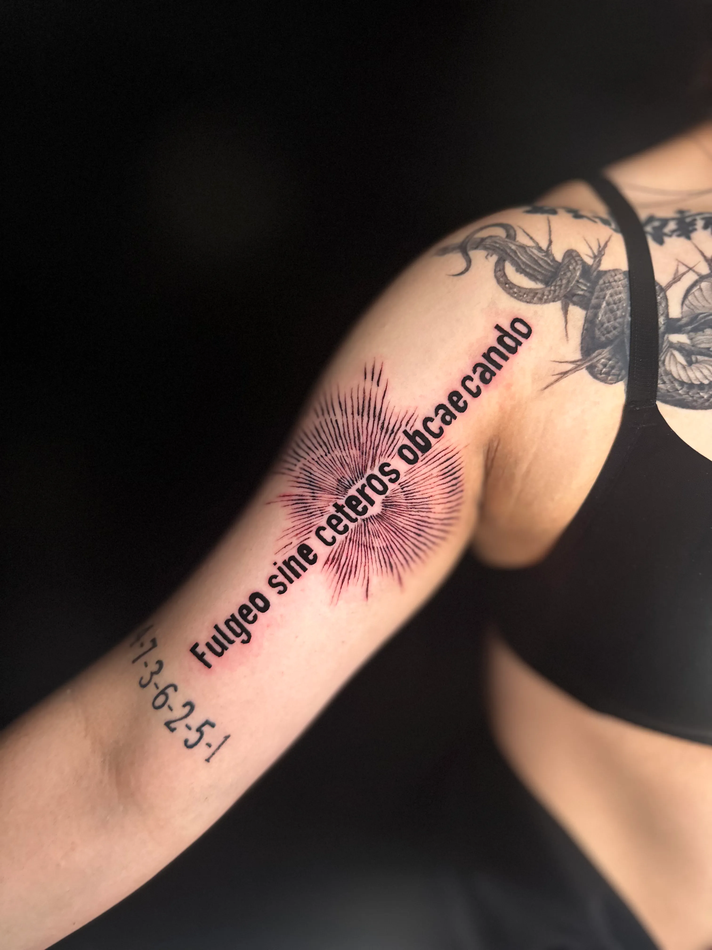 감성타투: 빛과 눈 실루엣 + 레터링