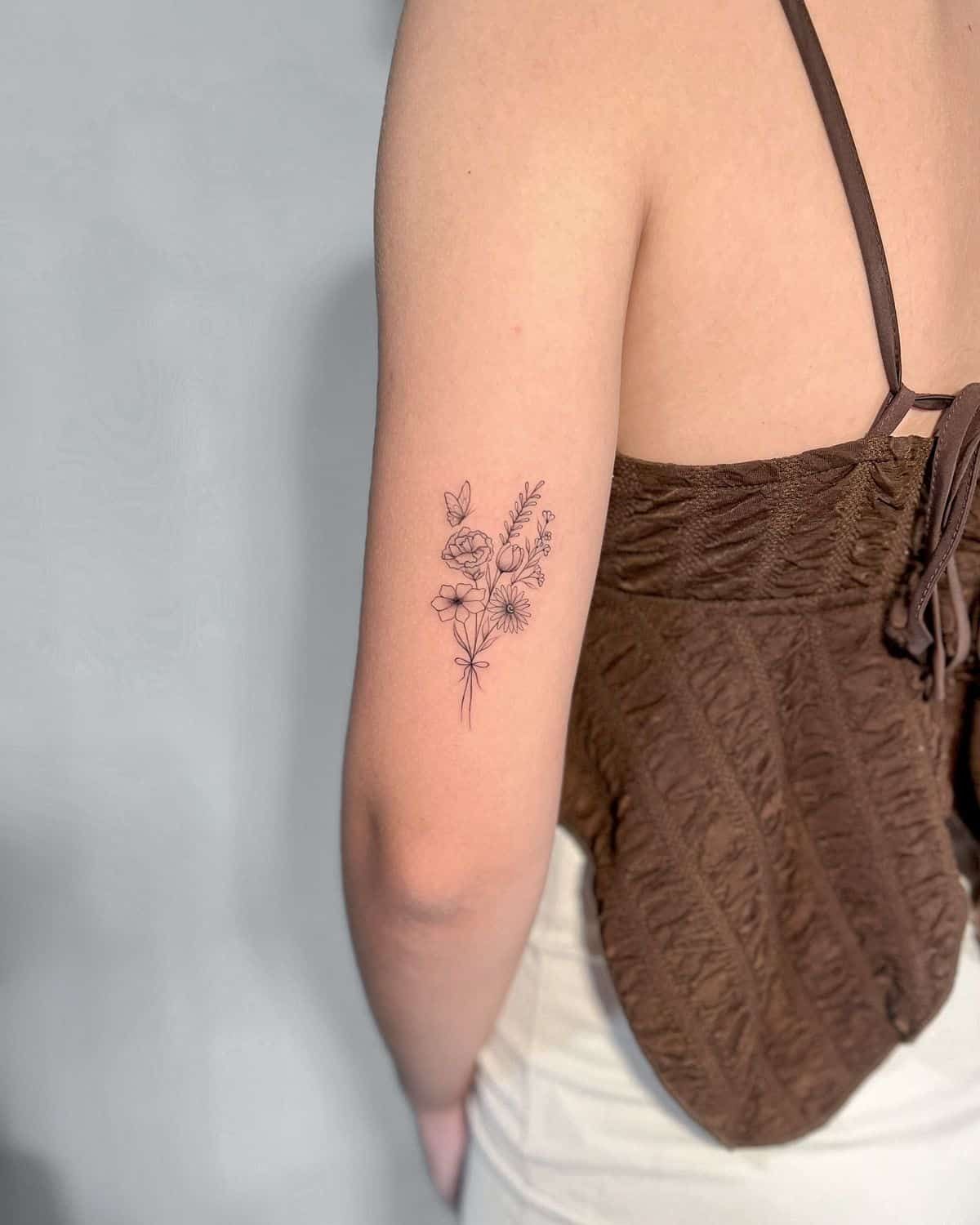 심플한 매력: 부드러운 라인감의 팔 타투