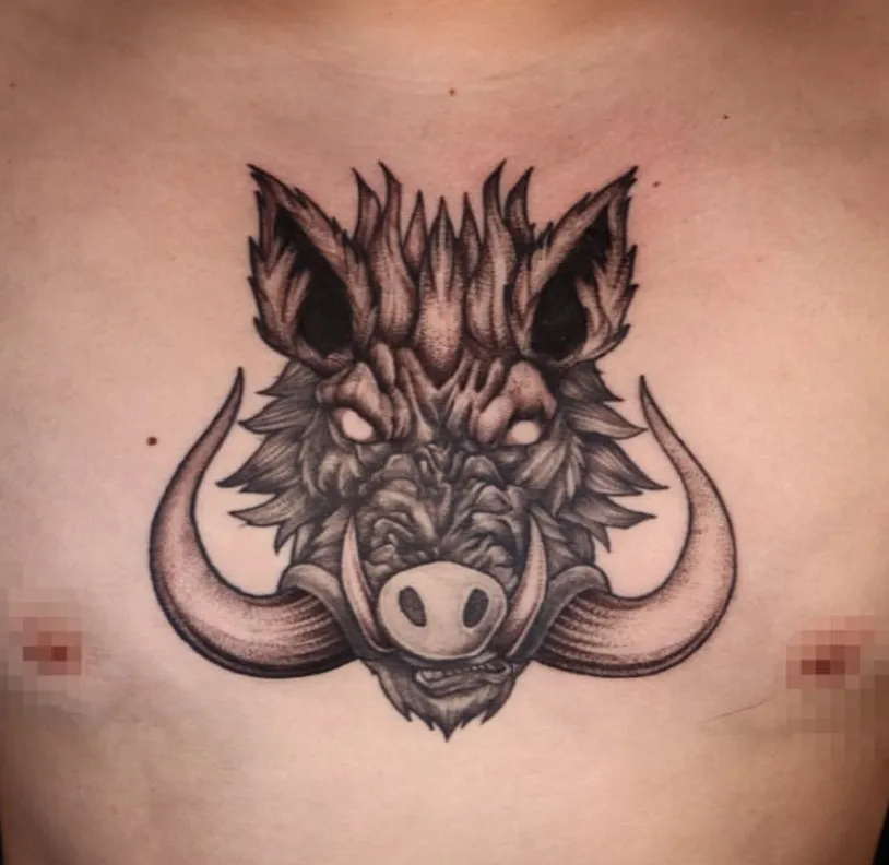 블랙워크 멧돼지 타투: 가슴에 새긴 강인함