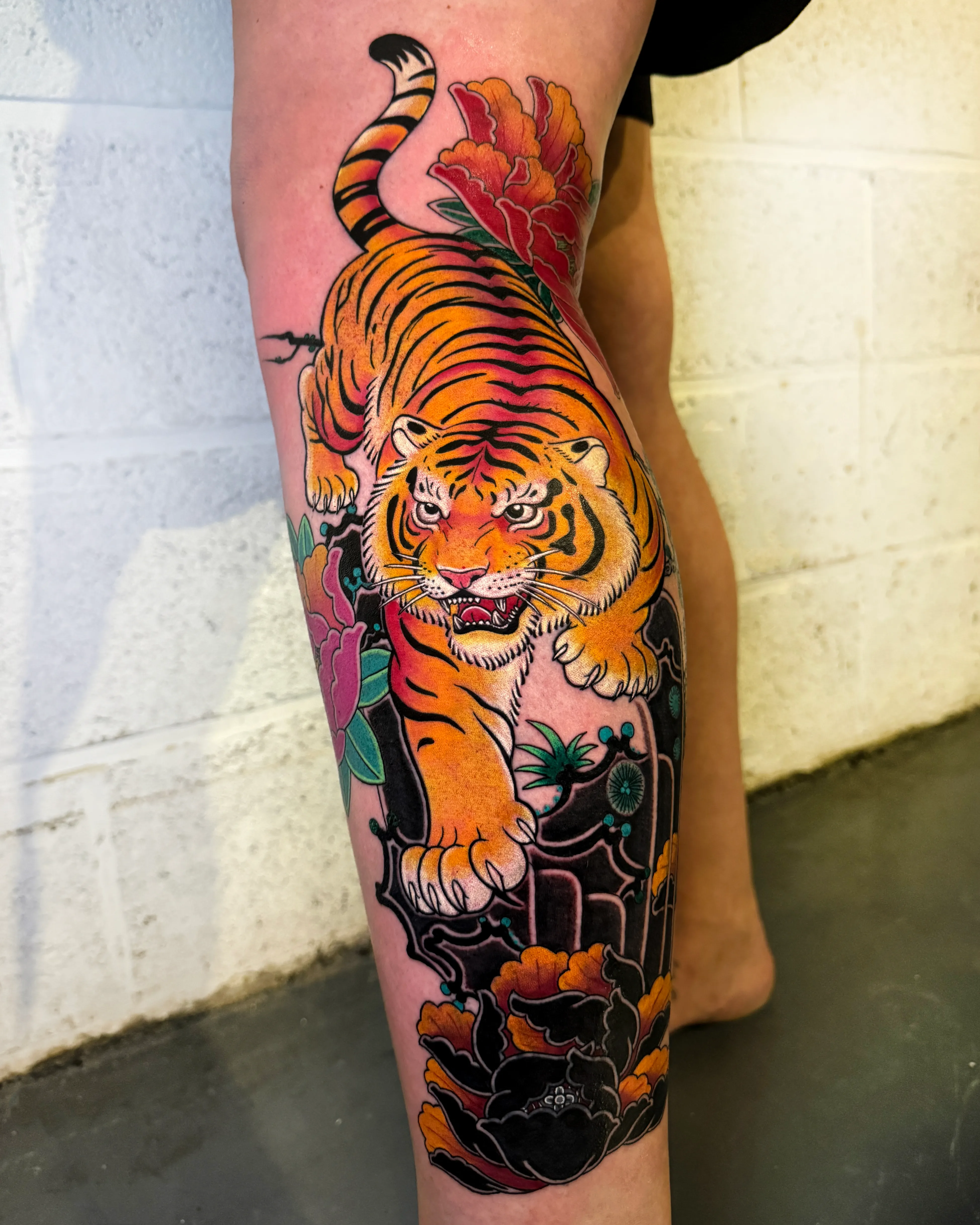 이레즈미 호랑이 타투: 다리 위의 강렬한 오리엔탈 아트