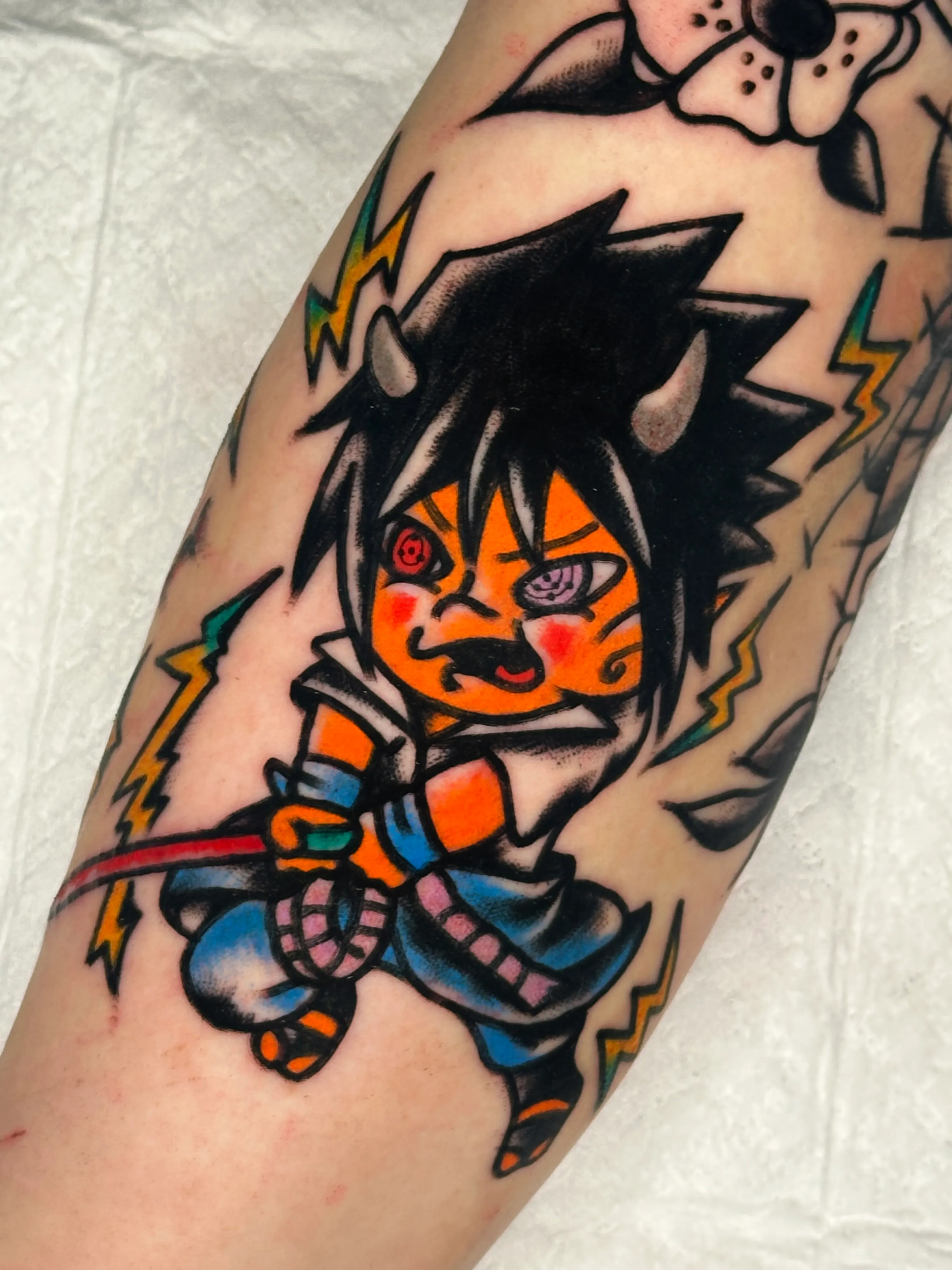 올드스쿨 스타일의 사스케x핫스터프 커버업 타투