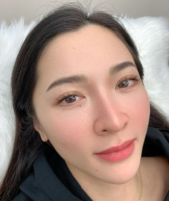 자연스러운 여자 눈썹 타투: 얼굴에 맞춘 디자인