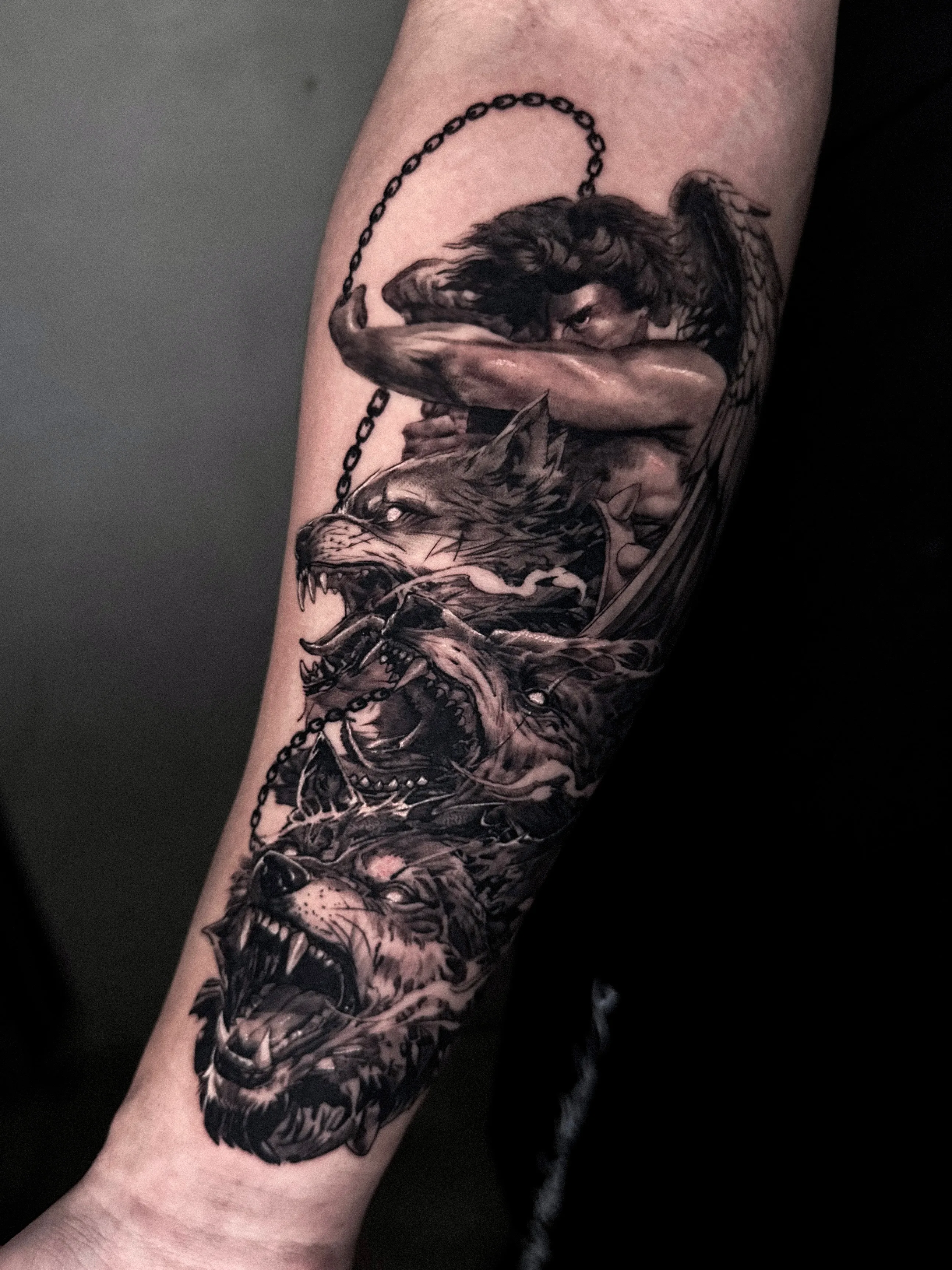 일러스트 스타일 전완 타투: 천사와 케르베로스