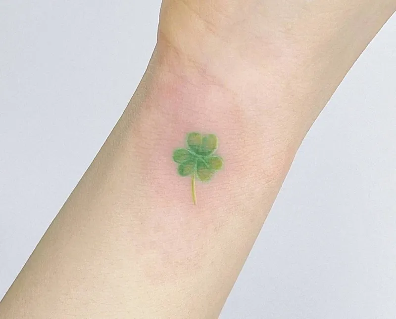 행운을 품은 손목, 수채화 네잎클로버 미니 타투