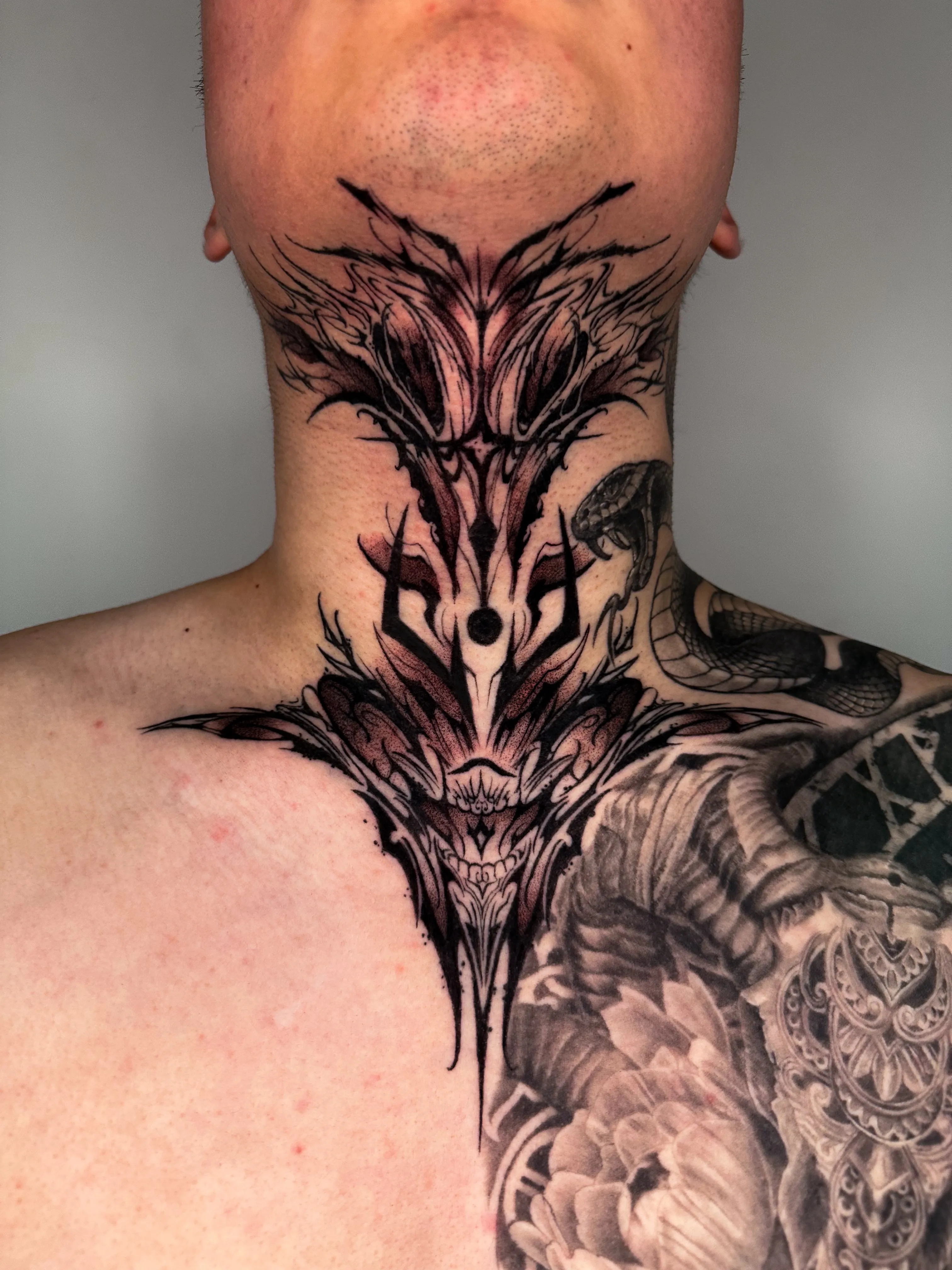 폴리네시안 다크 트라이벌 목타투: Ktattooer의 예술적 접근