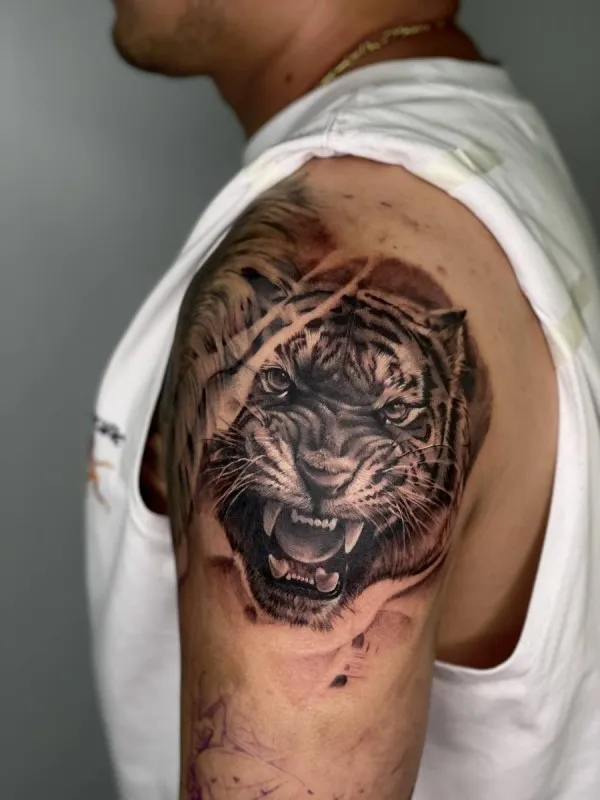 RENG의 예술적 감성: 맹수와 감성 타투의 조화