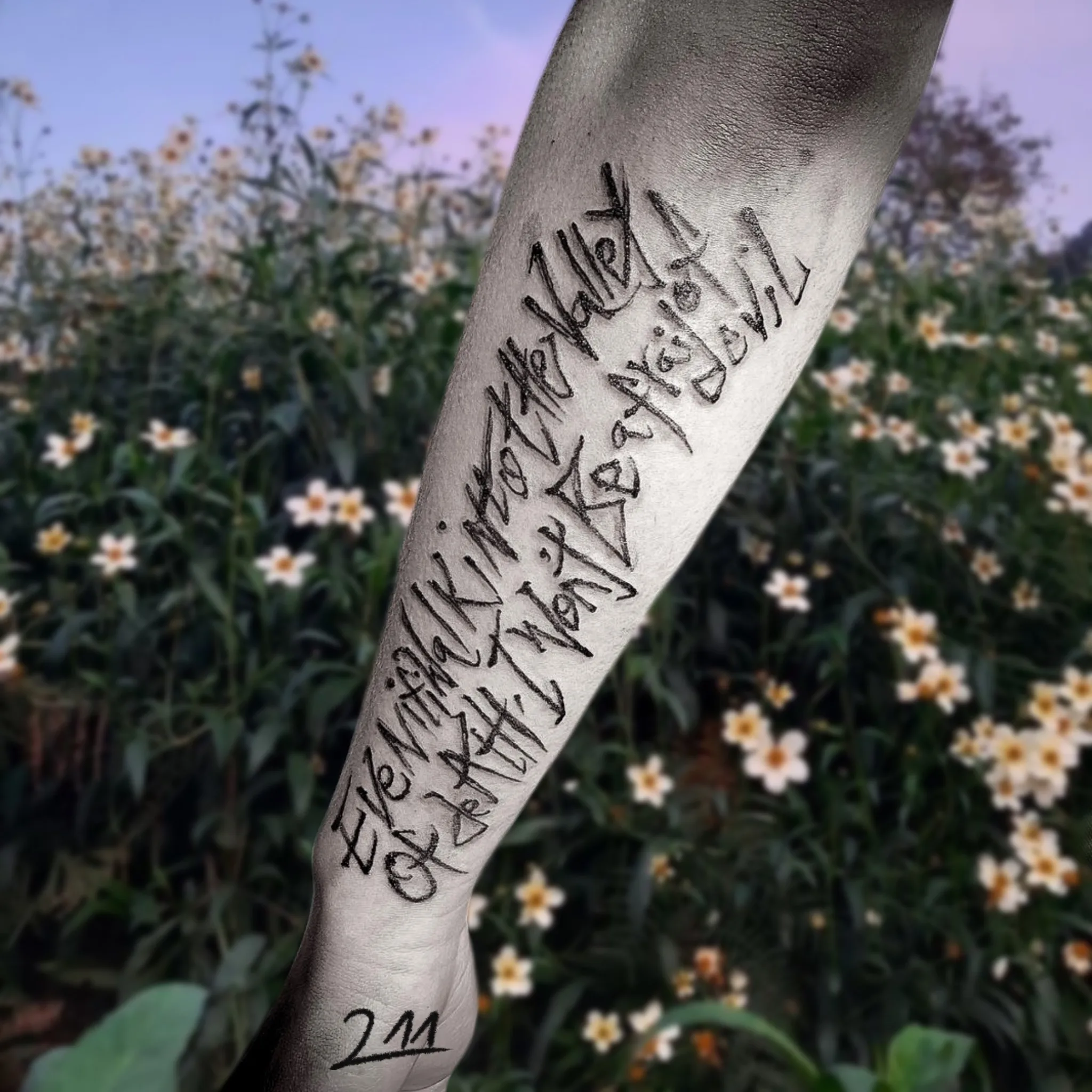 꽃밭 위의 손글씨, 감성 레터링 타투의 매력