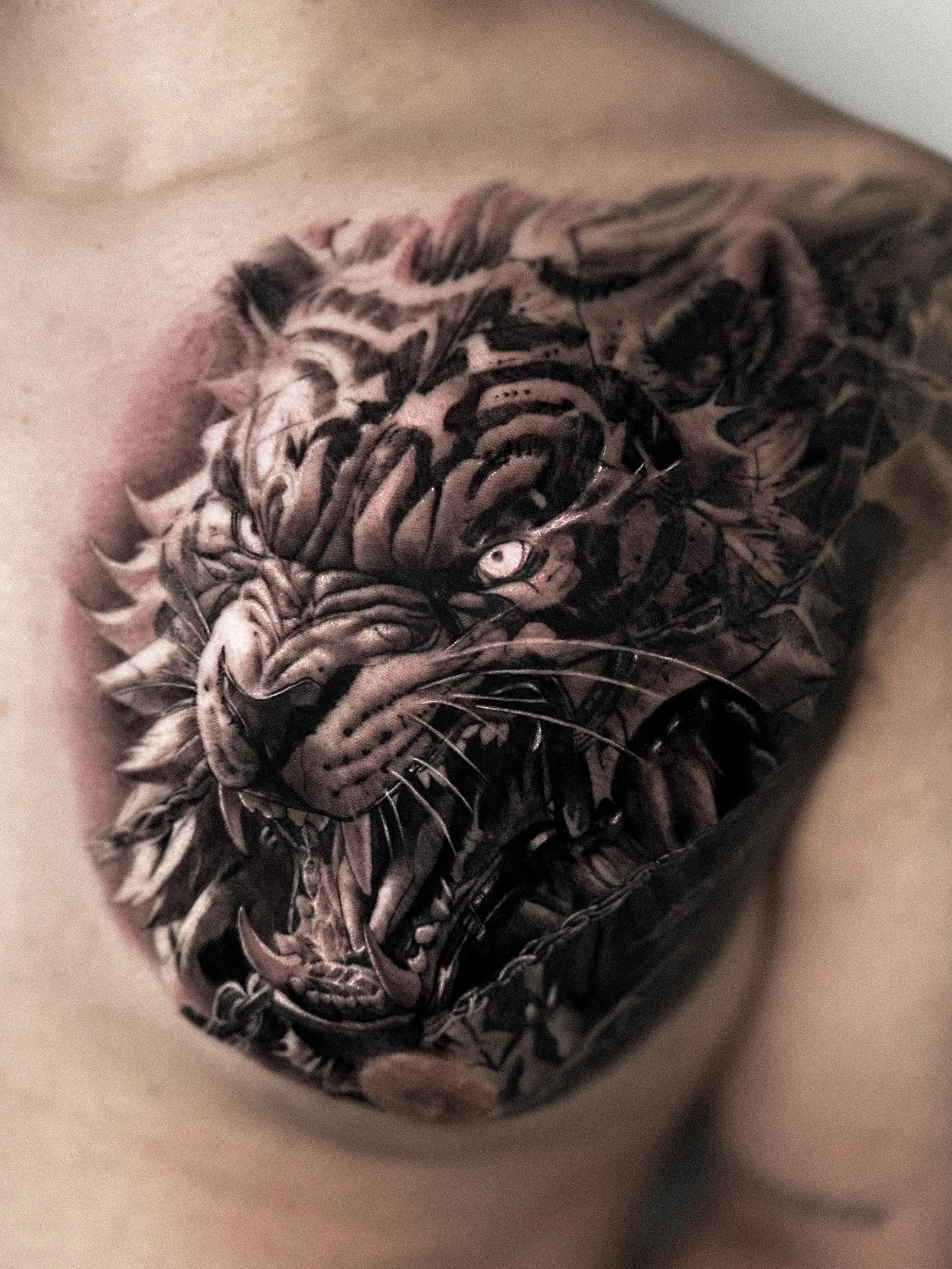 가슴에 새겨진 호랑이 일러스트 타투