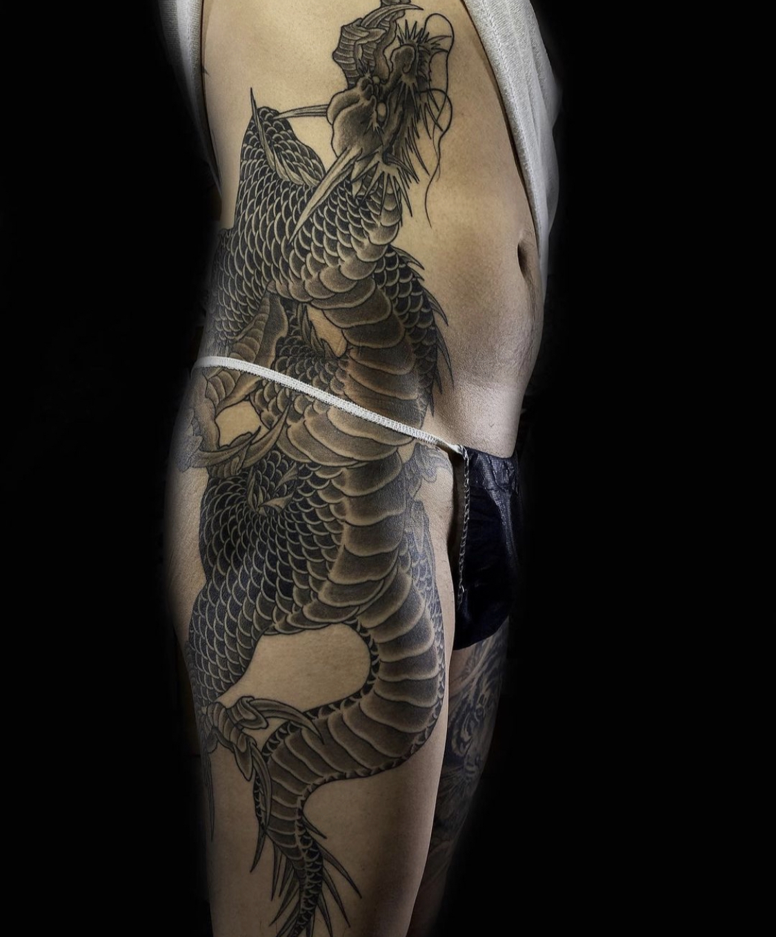 누키보리 용 타투: 옆구리와 다리를 잇는 예술