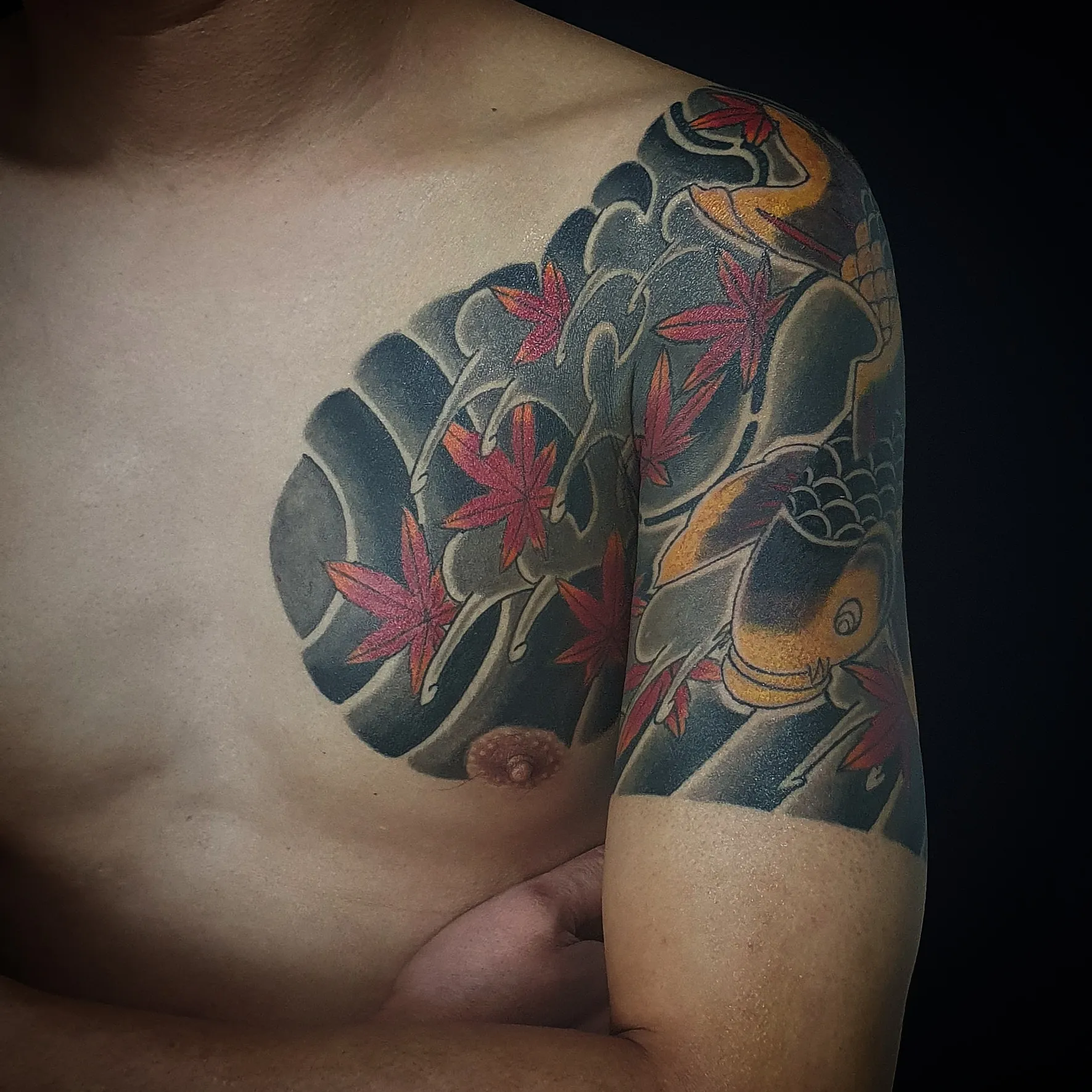 이레즈미 가슴반팔 잉어타투: 물과 파도의 조화