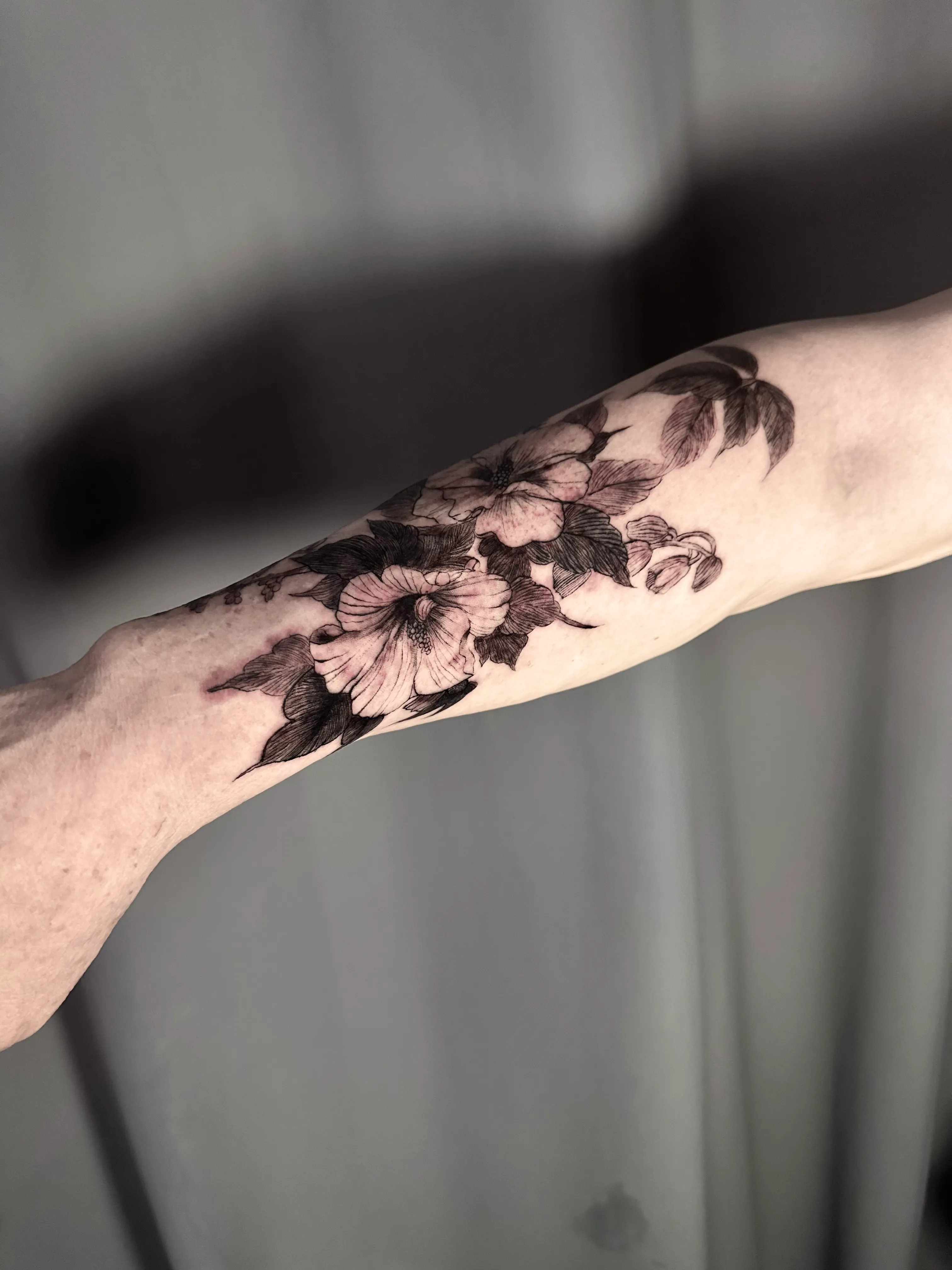 감성타투: 팔에 피어난 꽃 타투