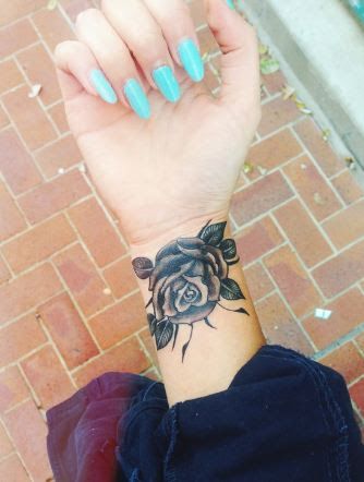 흉터를 부드럽게 커버하는 꽃 타투