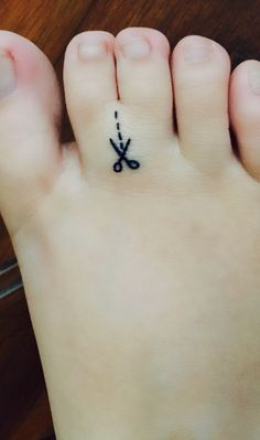 가위 컨셉의 커버업 타투: 발의 흉터를 예술로