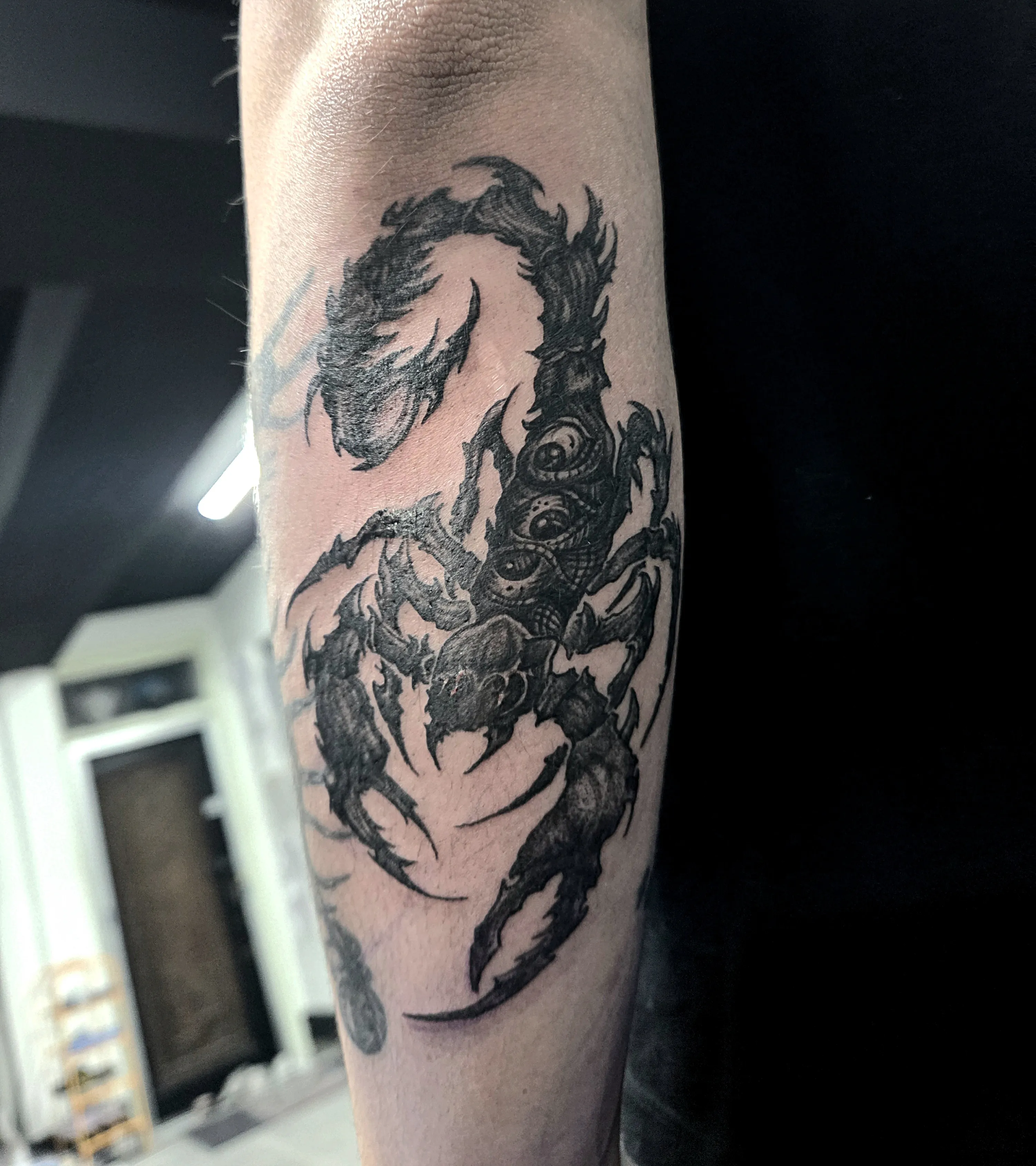 치카노 스타일 블랙워크 전갈 타투