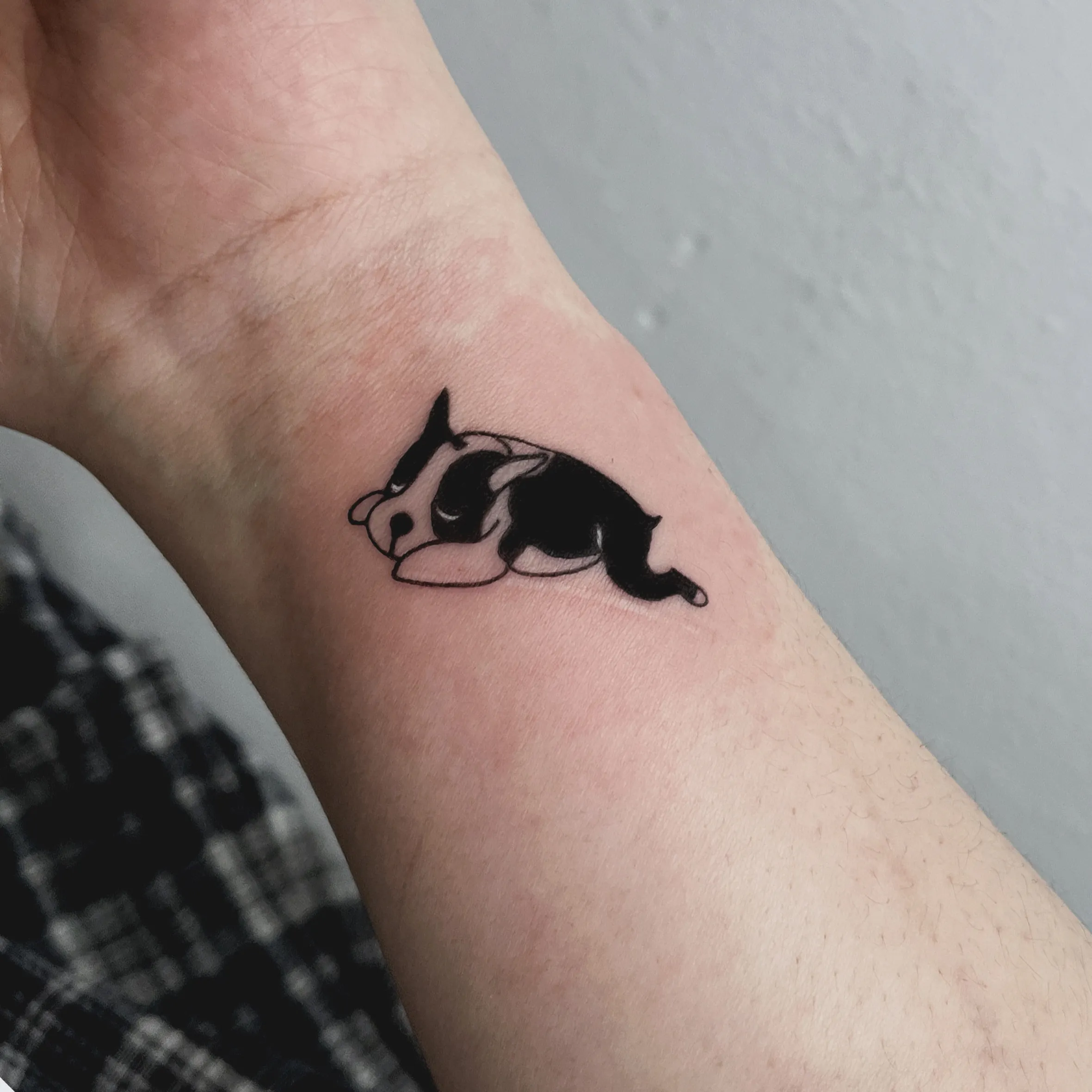 손목에 새긴 강아지 캐릭터 미니타투