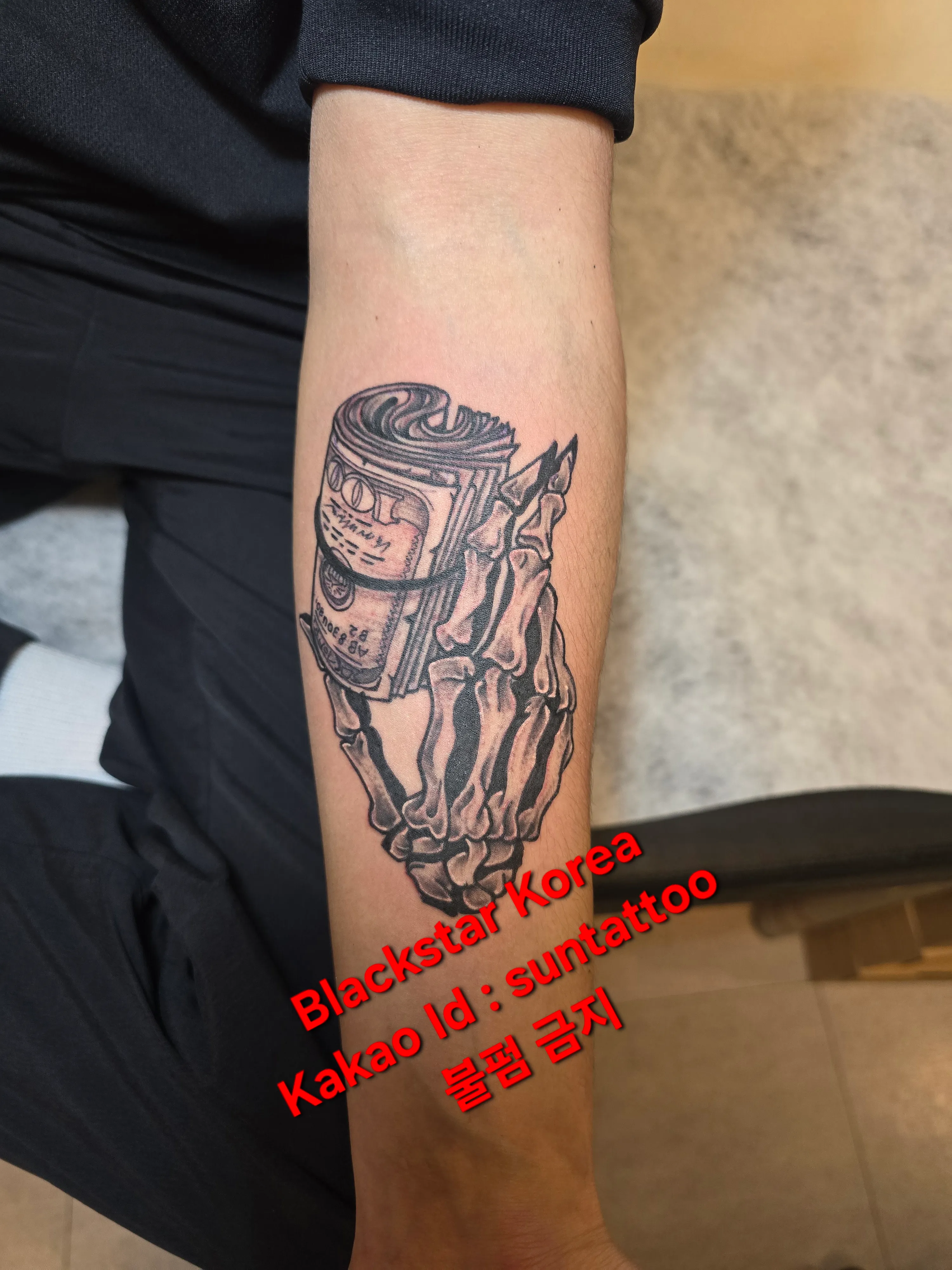 블랙앤 그레이 해골 손과 돈 타투